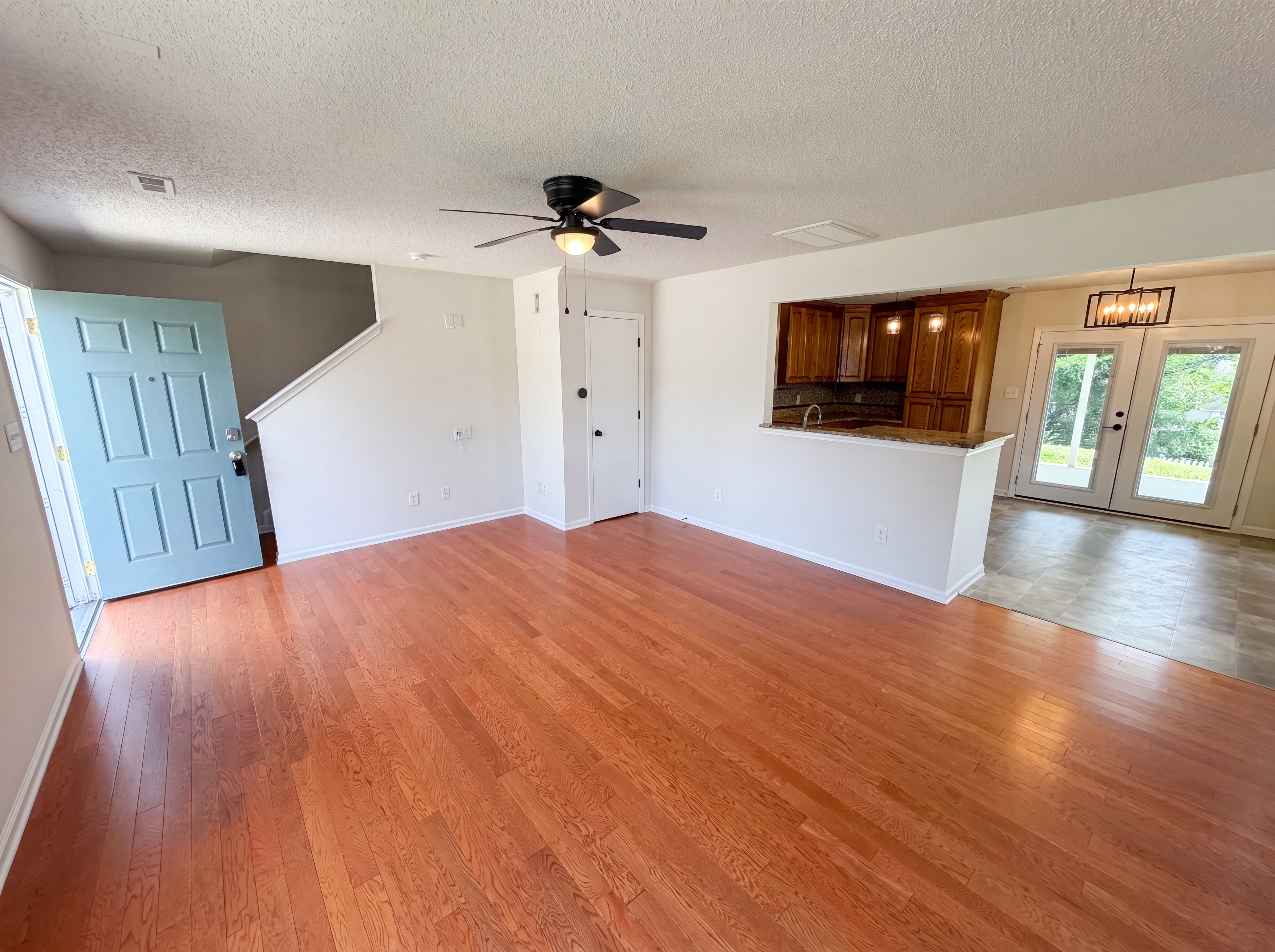 Photo 3 of 21 of 6121 Linda Vista Ln, Charlotte, NC