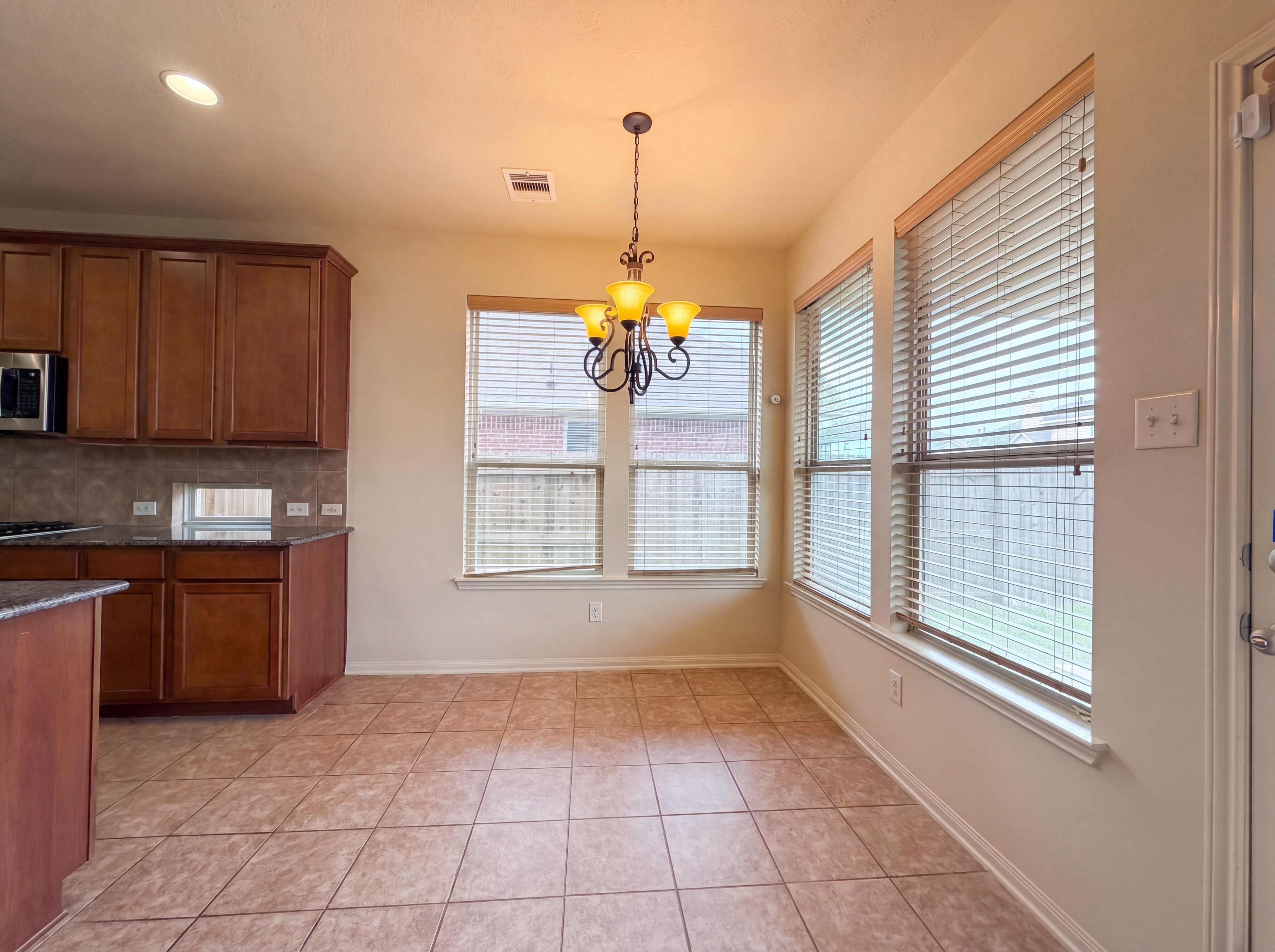 Photo 11 of 25 of 4710 Autumn Pine Ln, Houston, TX