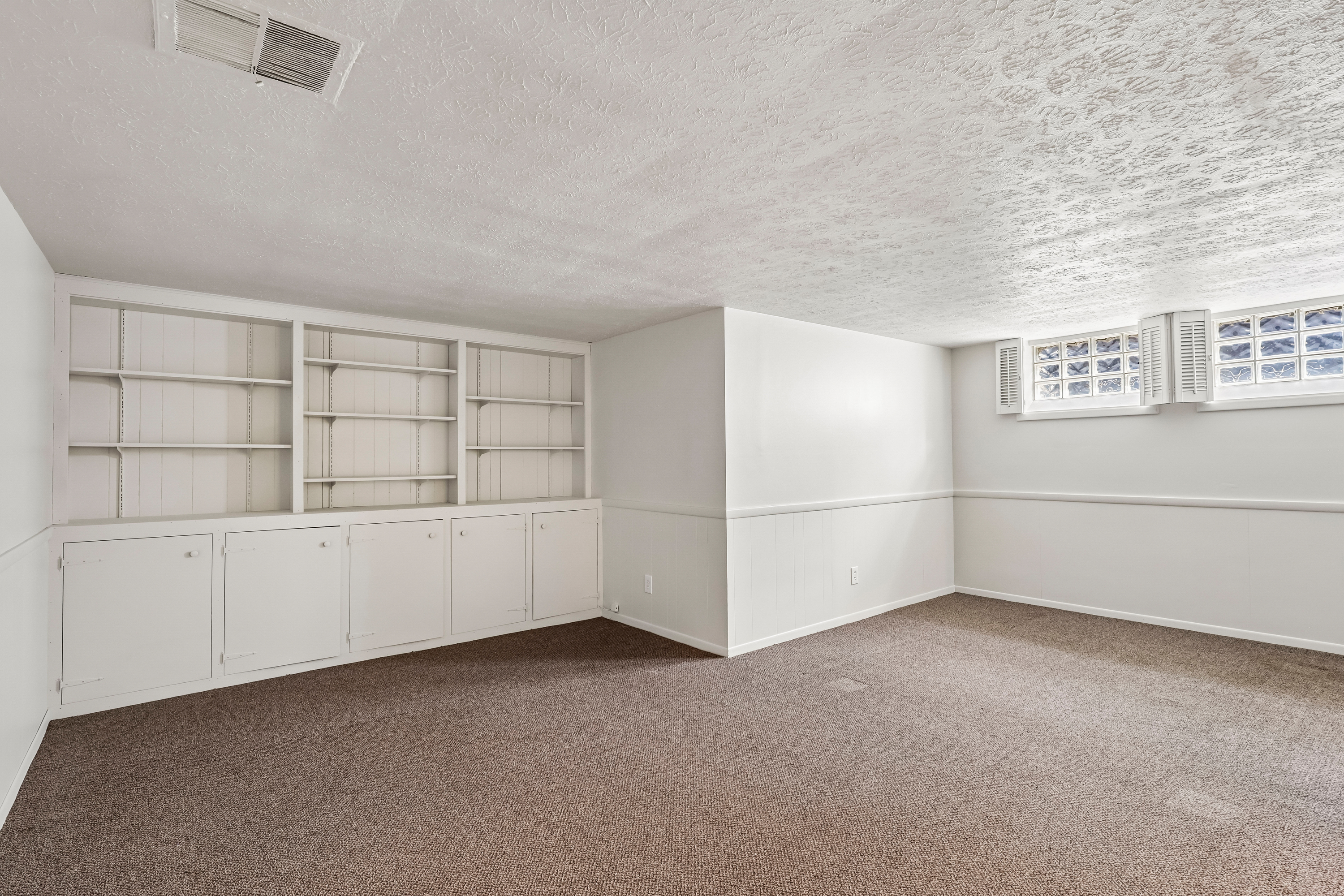 Photo 10 of 39 of 8223 Manorford Dr, Cleveland, OH