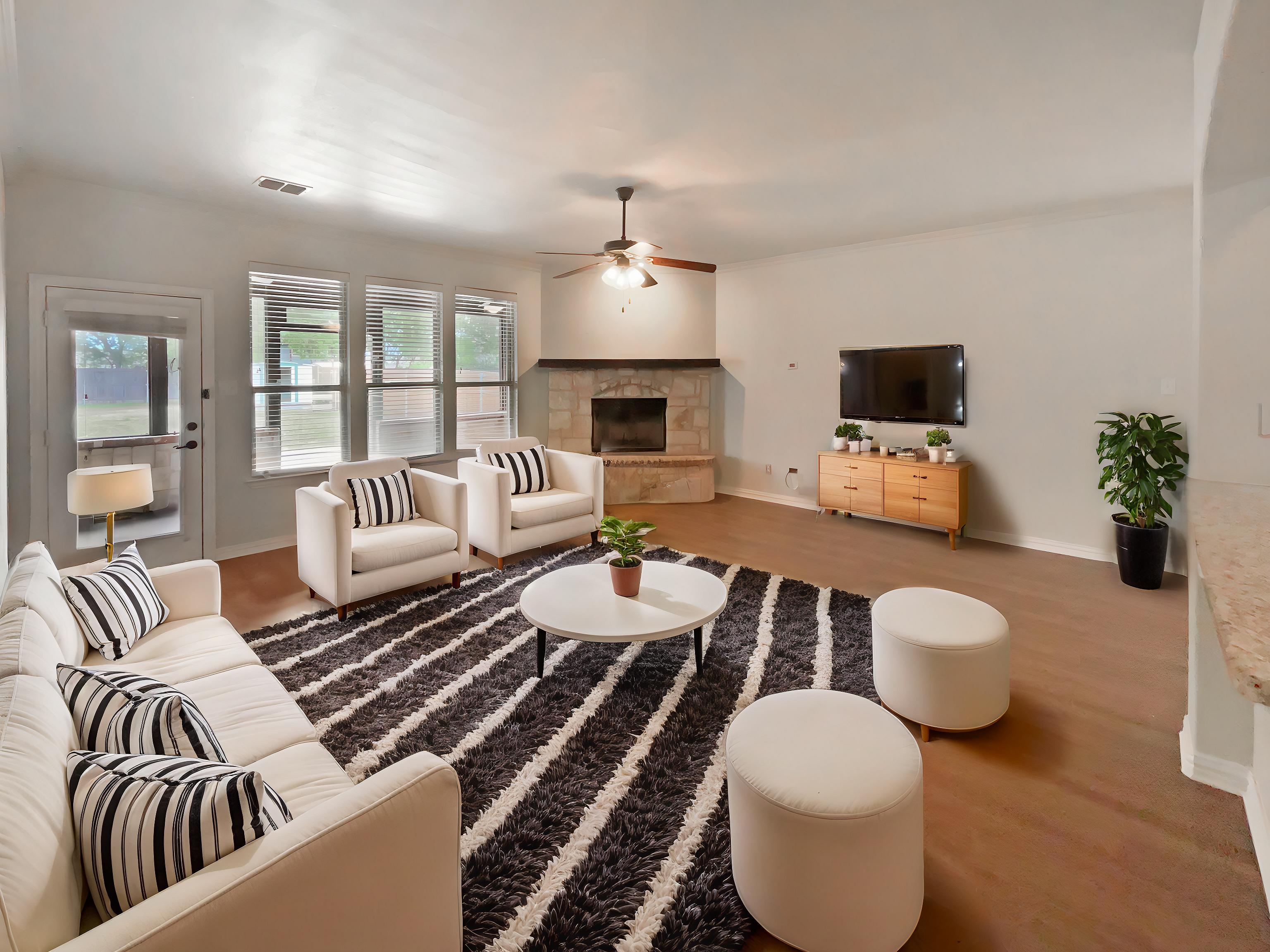 Photo 2 of 33 of 1005 Lake Hollow Dr, Little Elm, TX