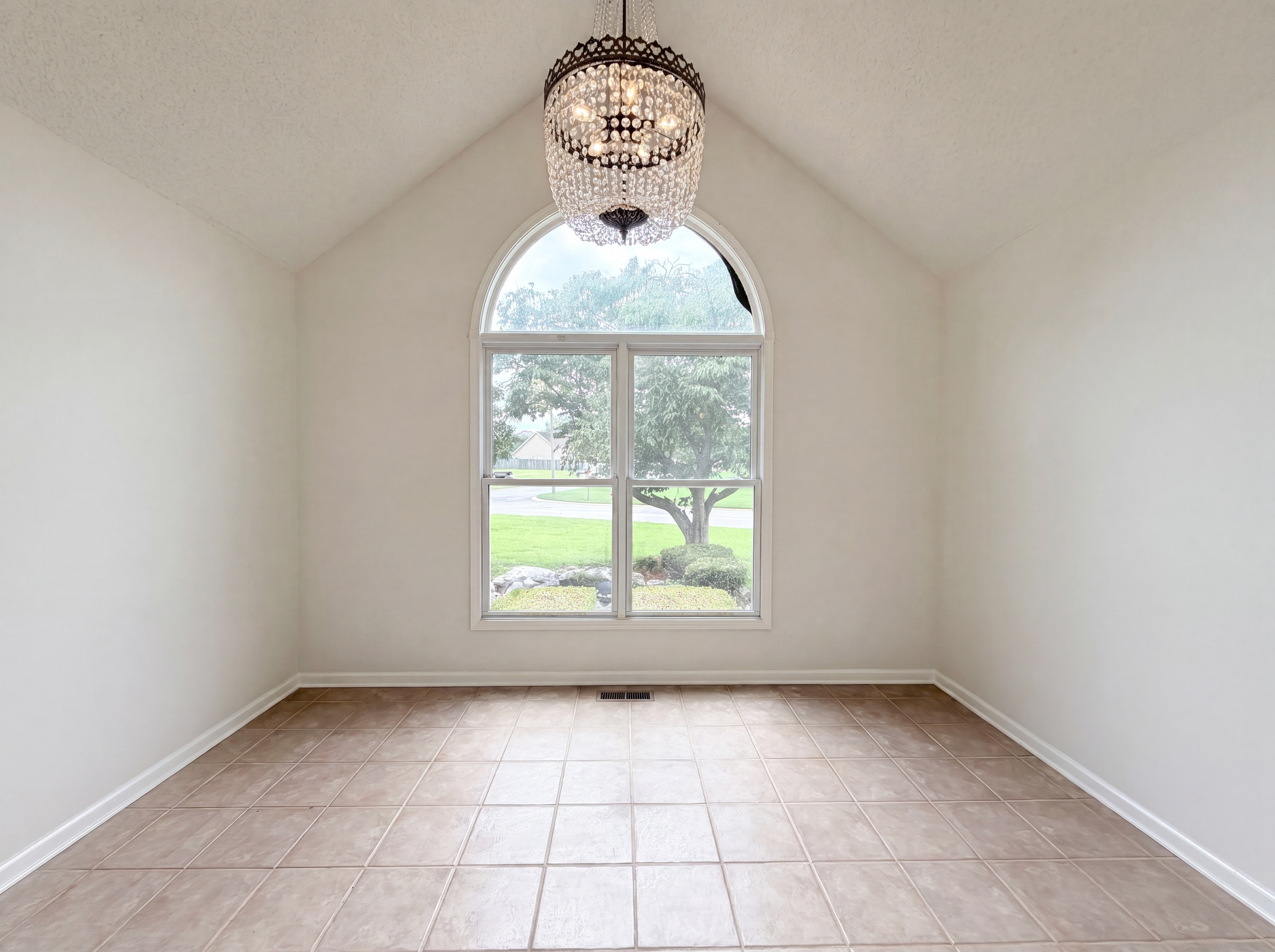 Photo 6 of 17 of 3609 Millington Dr, Clarksville, TN