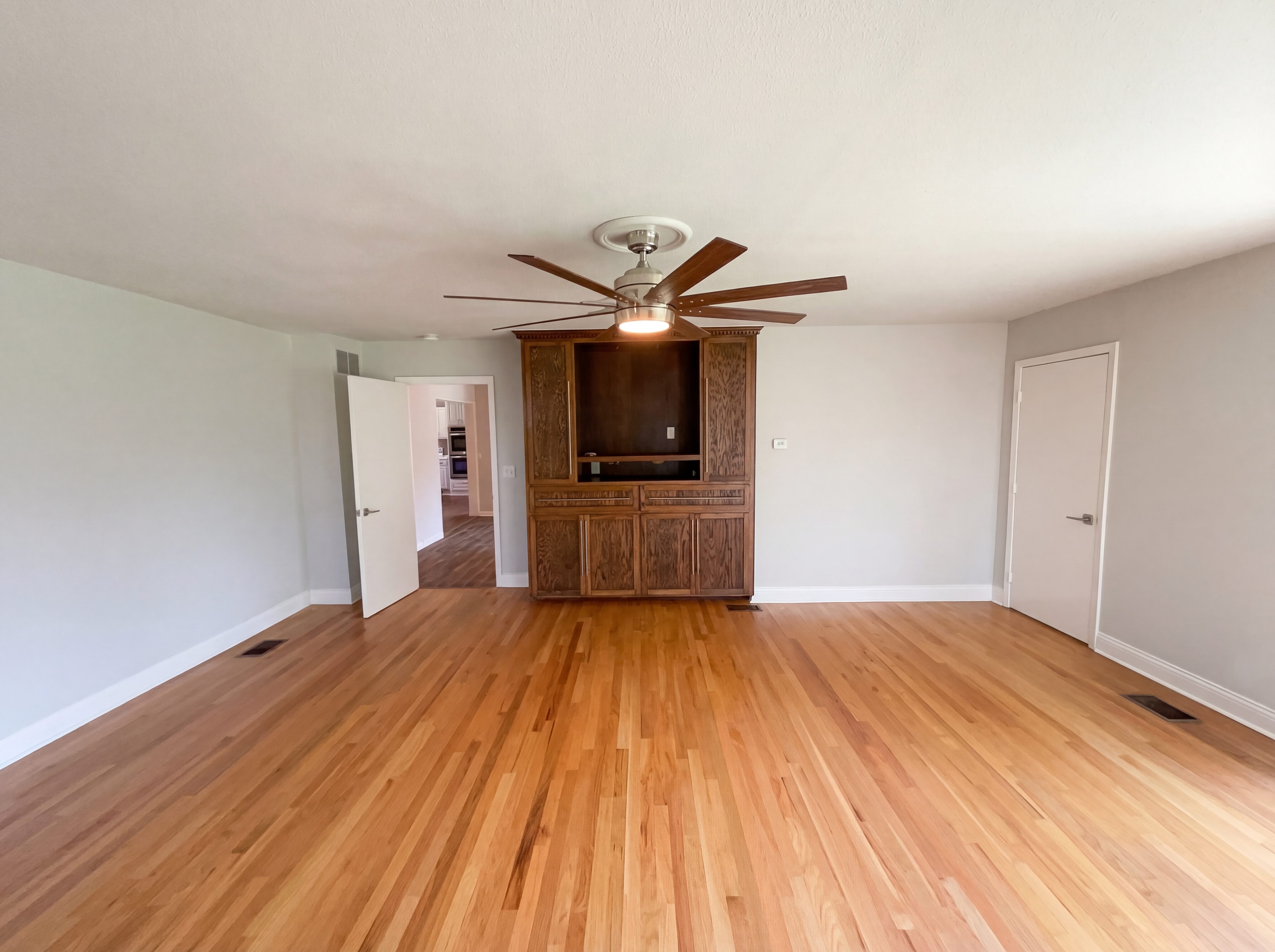 Photo 8 of 18 of 4106 Walnut Hill Ln, Dallas, TX