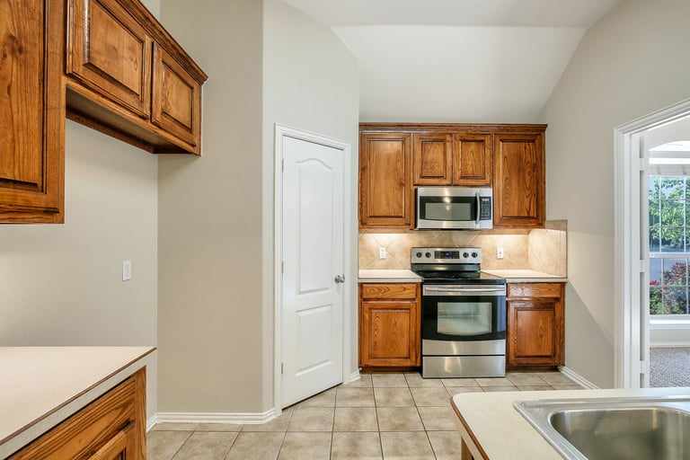Photo 6 of 26 - 9029 River Falls Dr, Fort Worth, TX 76118