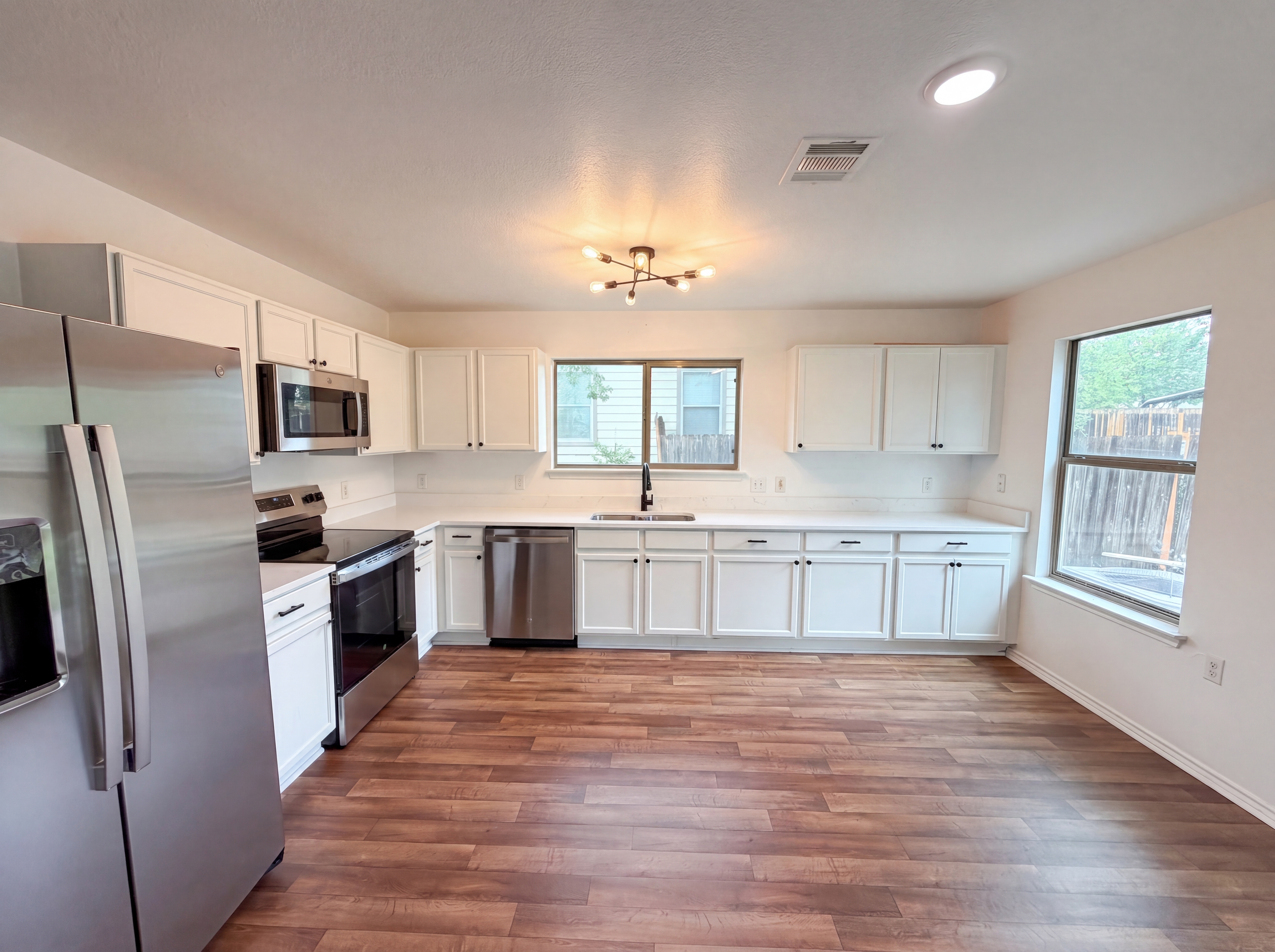 Photo 9 of 20 of 5406 S Hearsey Dr, Austin, TX