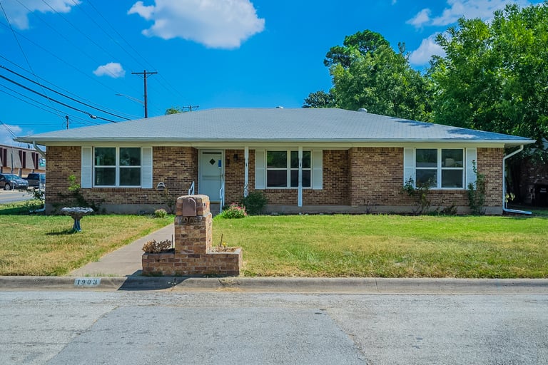 Photo 1 of 31 - 1903 Leslie St, Denton, TX 76205