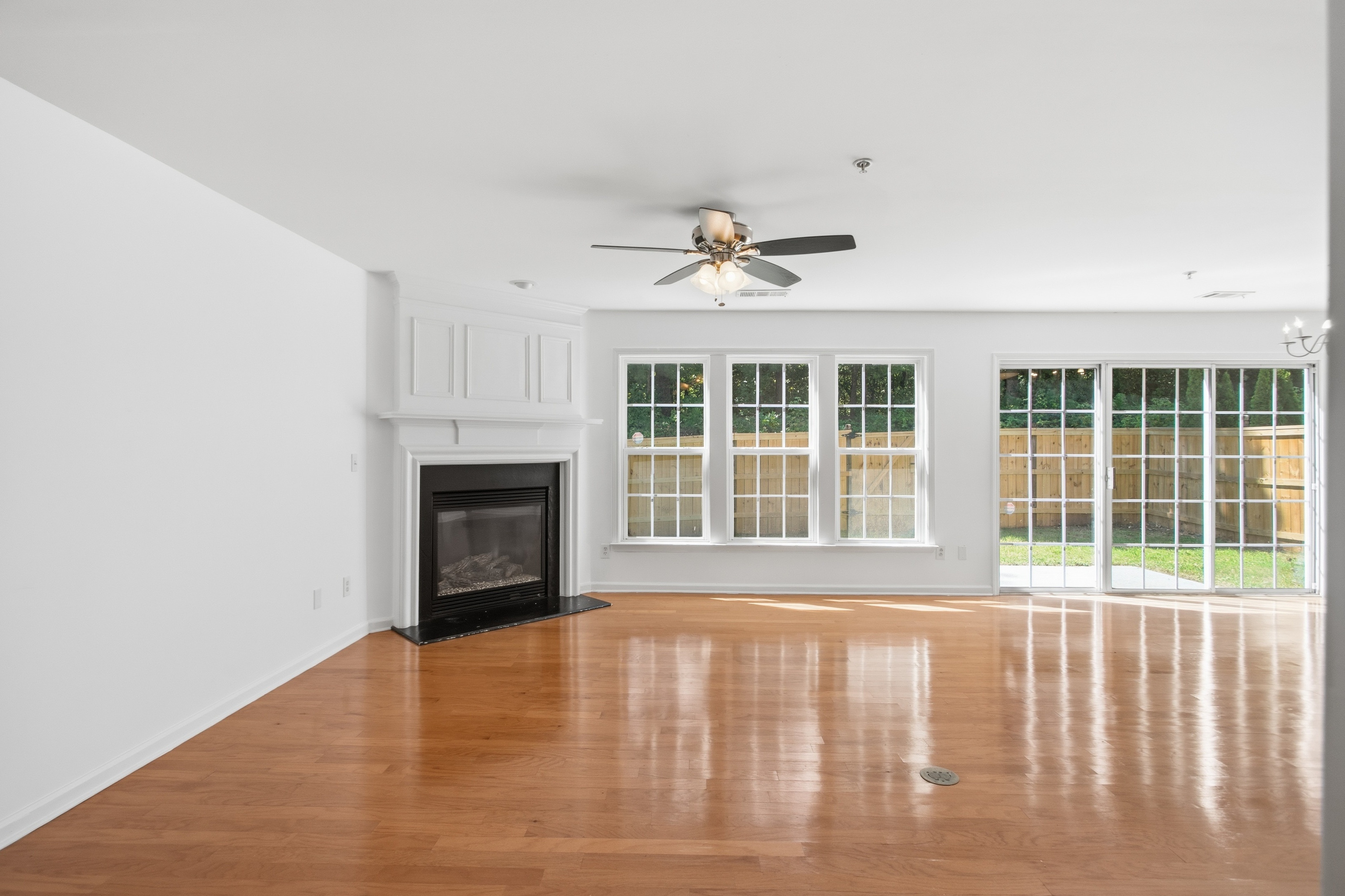 Photo 3 of 29 of 313 Balaban Cir, Woodstock, GA