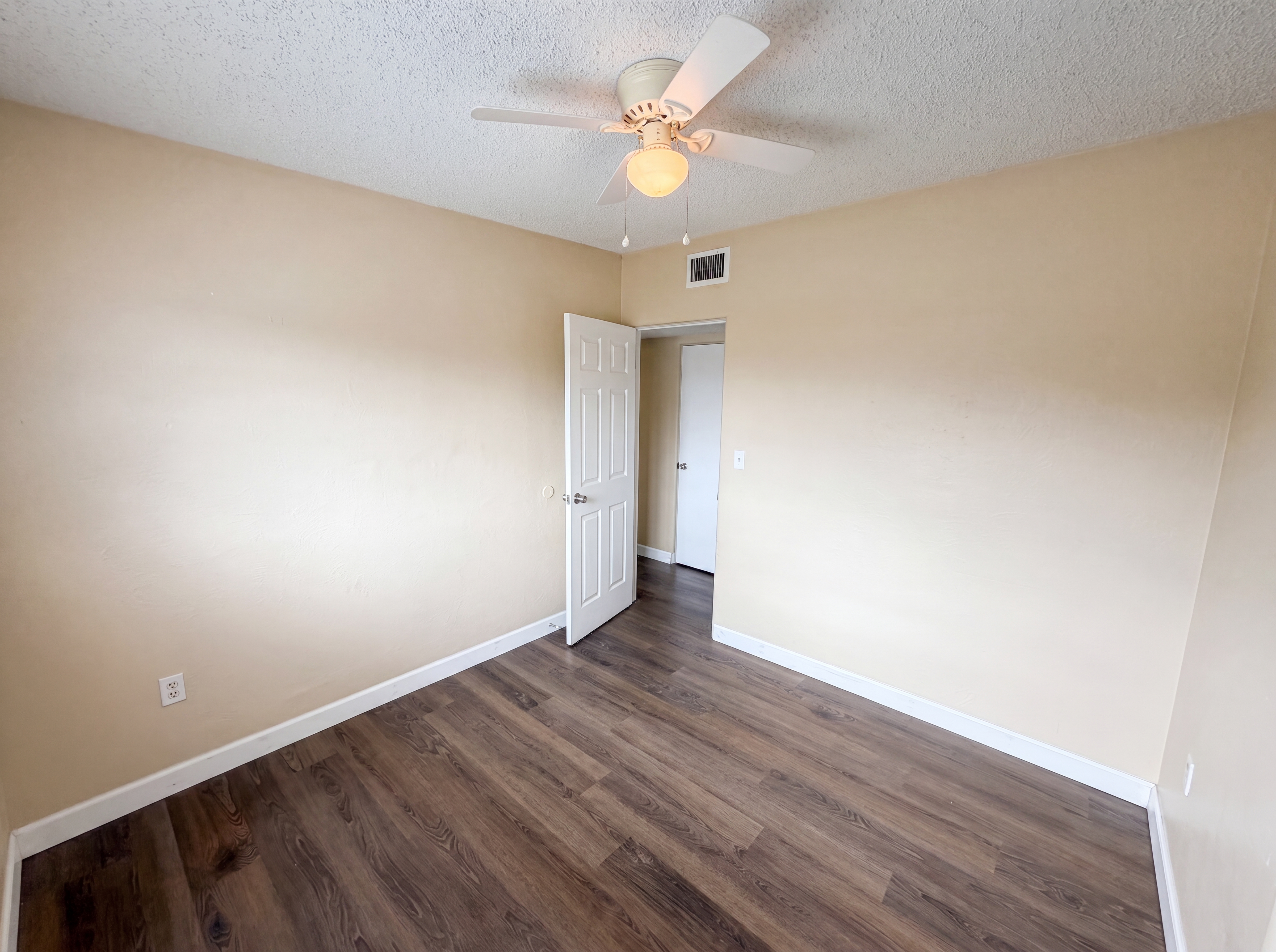 Photo 15 of 25 of 702 S Solandra Dr, Orlando, FL