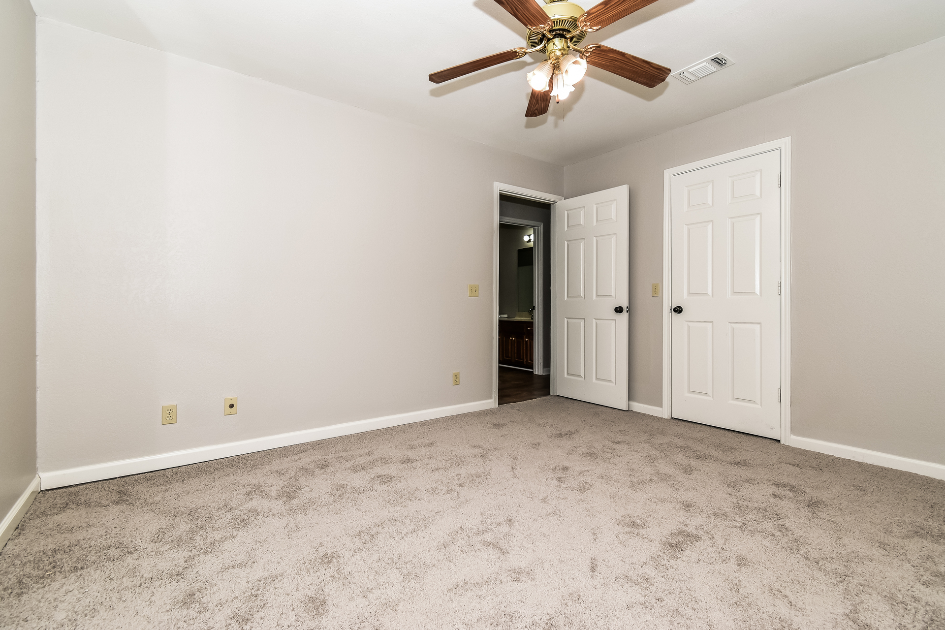 Photo 18 of 21 of 320 33rd St SW, Paris, TX