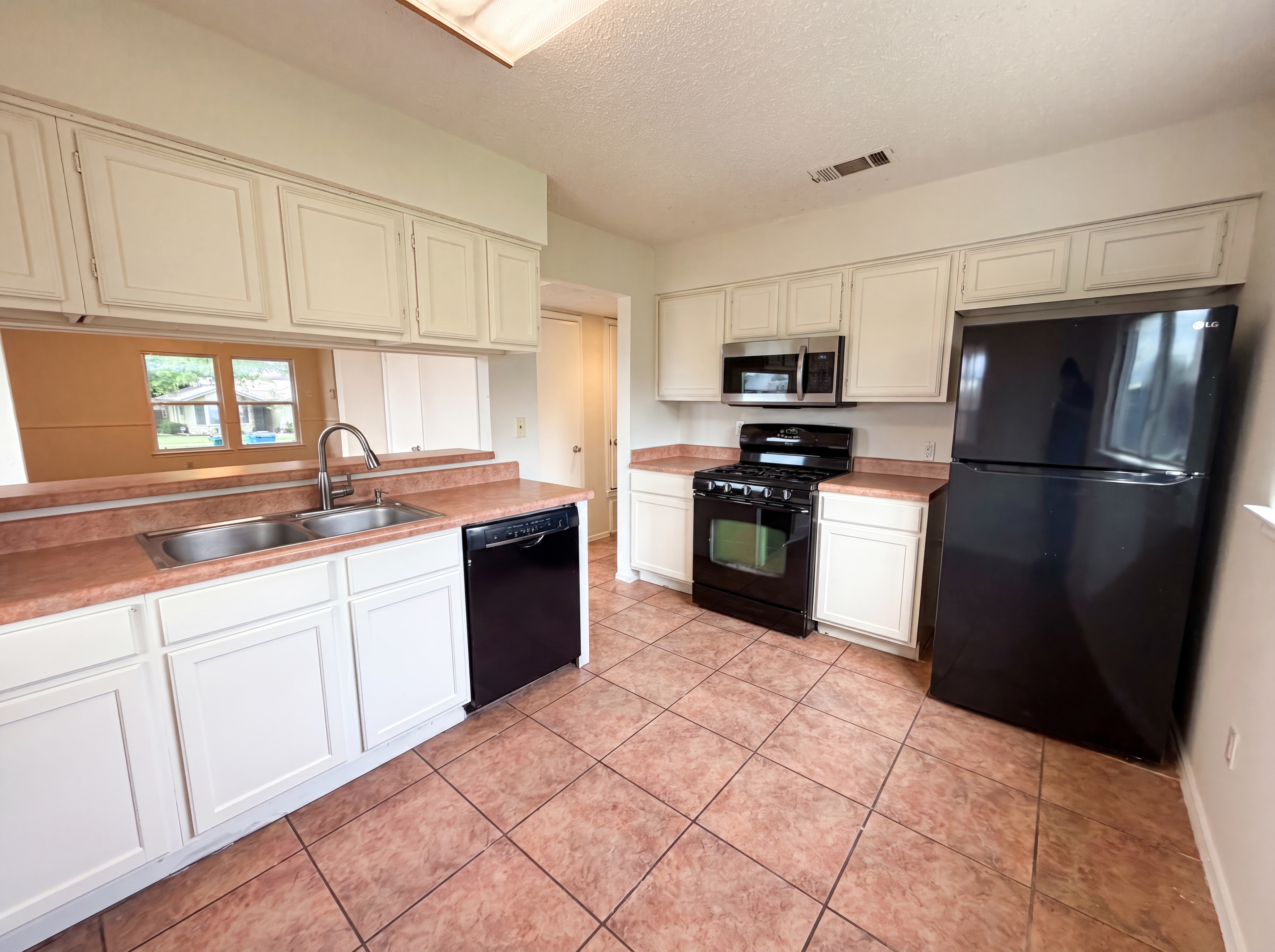 Photo 2 of 18 of 1301 Pitcairn Dr, Pflugerville, TX