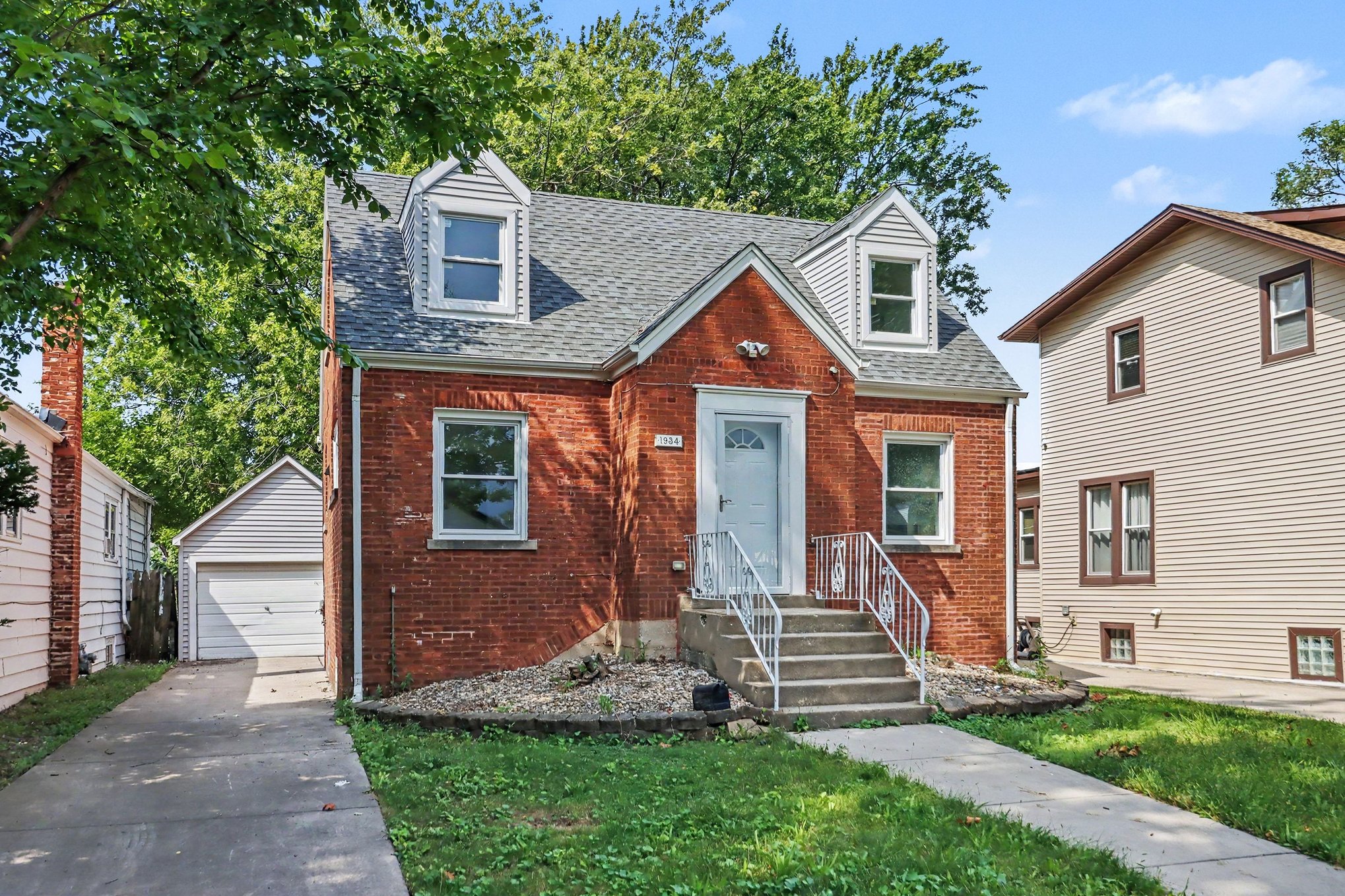 Photo 6 of 15 of 1934 S 6th Ave, Maywood, IL