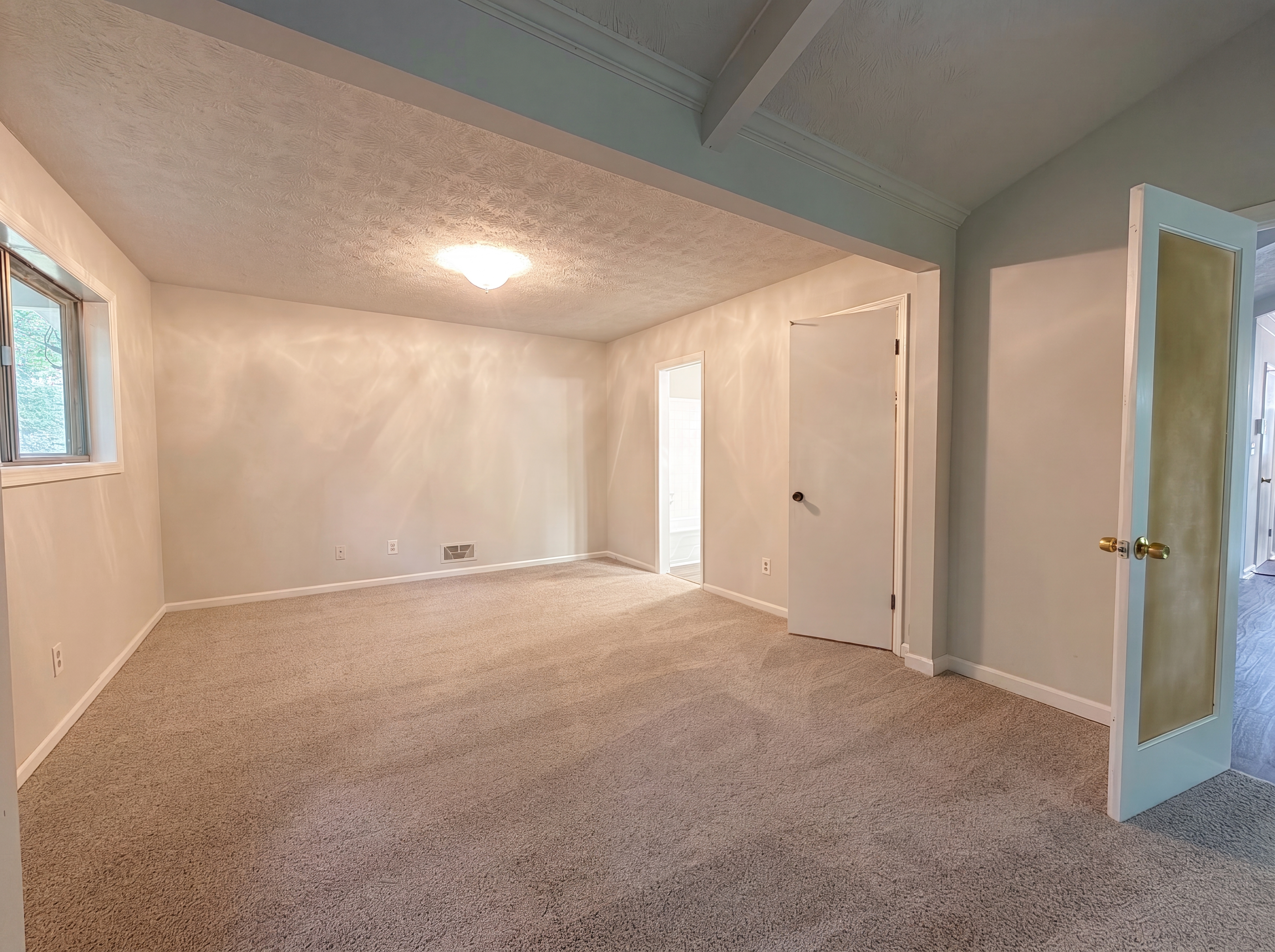 Photo 10 of 18 of 3630 Creekview Cir, Atlanta, GA