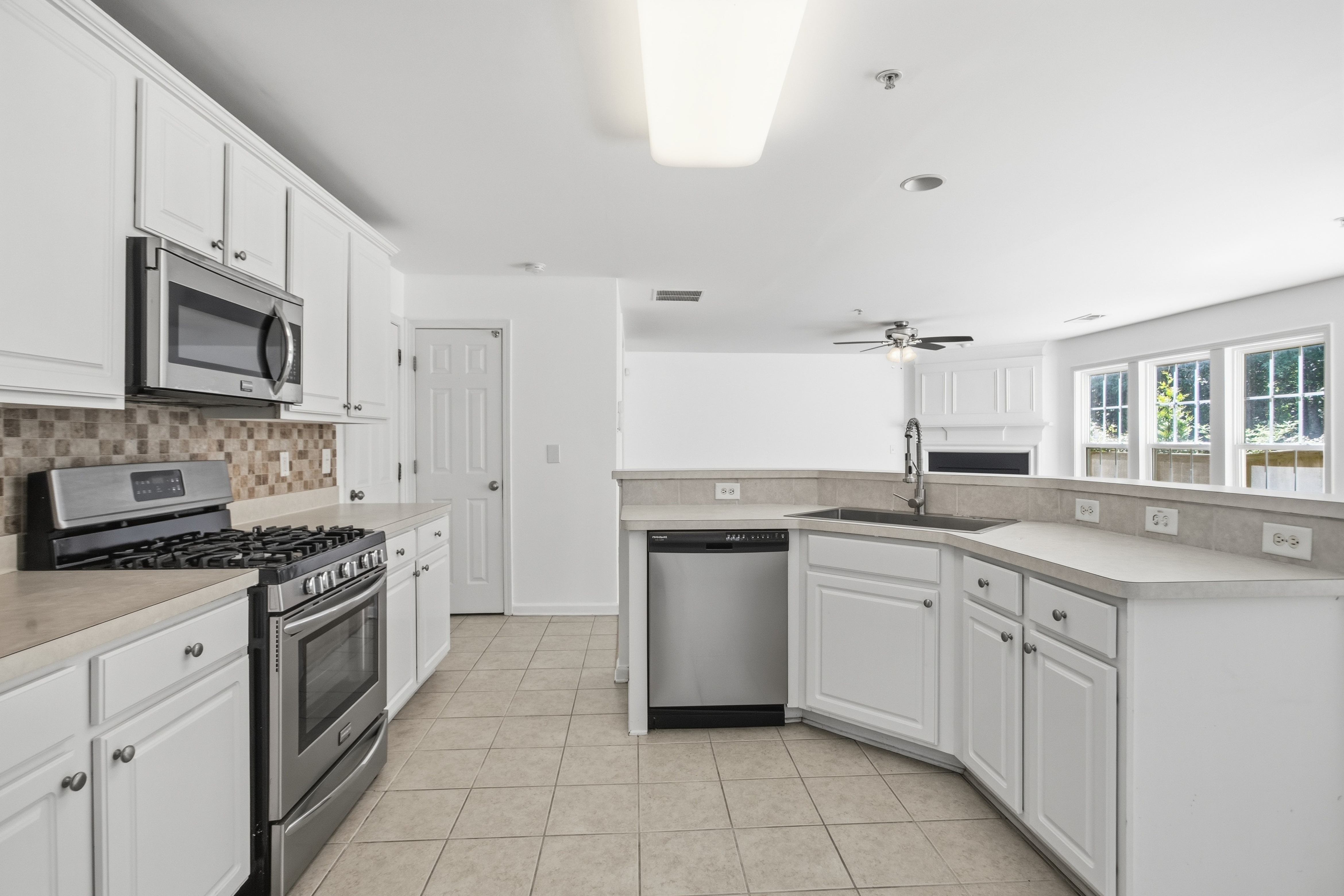 Photo 2 of 29 of 313 Balaban Cir, Woodstock, GA