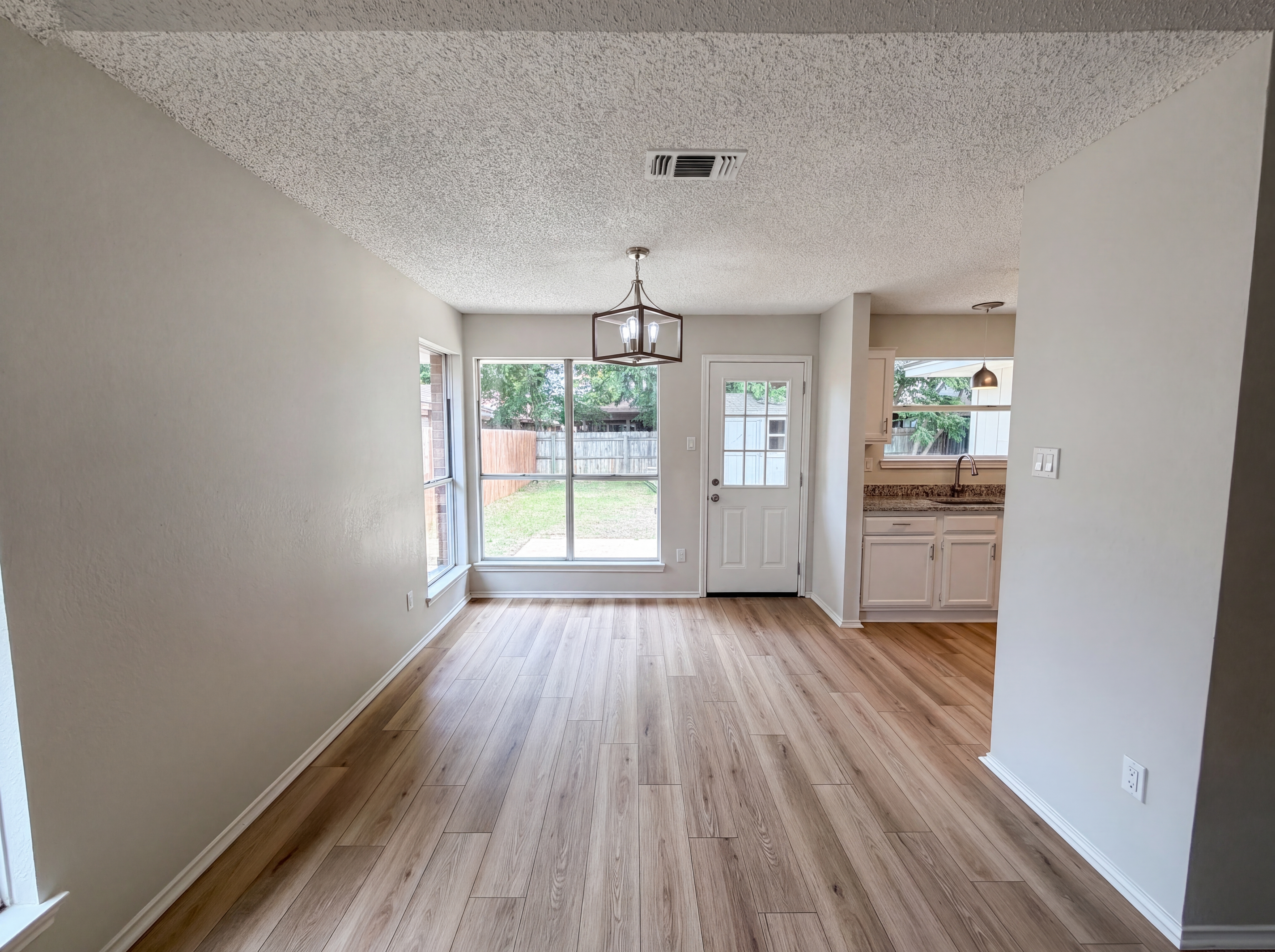Photo 6 of 25 of 8517 Tamar Trl, Fort Worth, TX
