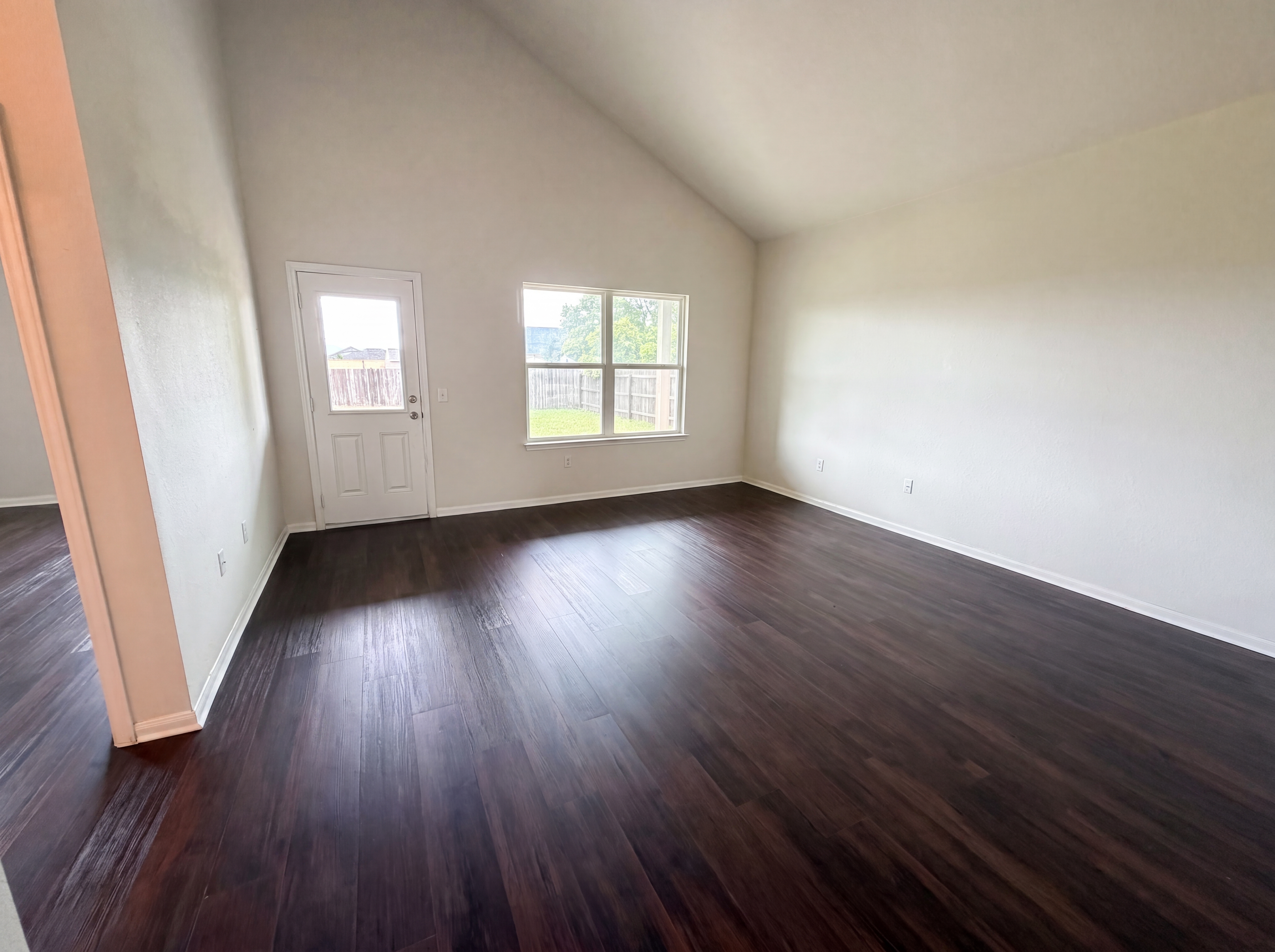 Photo 8 of 23 of 706 Luna Vista Dr, Hutto, TX