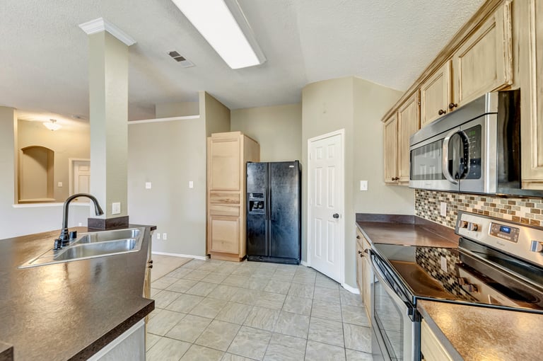 Photo 3 of 27 - 645 Babbling Brook Dr, Saginaw, TX 76179