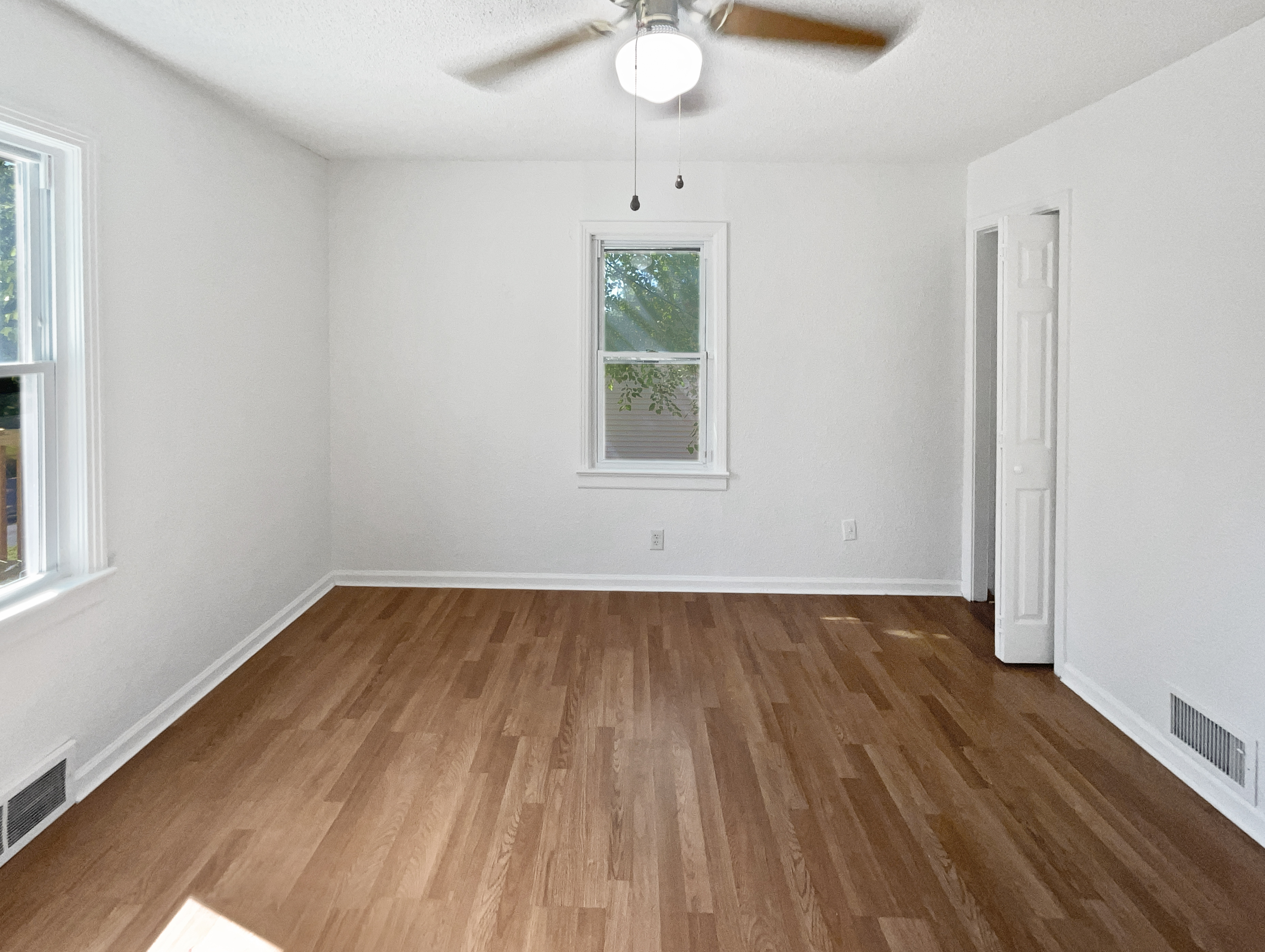 Photo 5 of 24 of 4958 N Lister Ave, Kansas City, MO