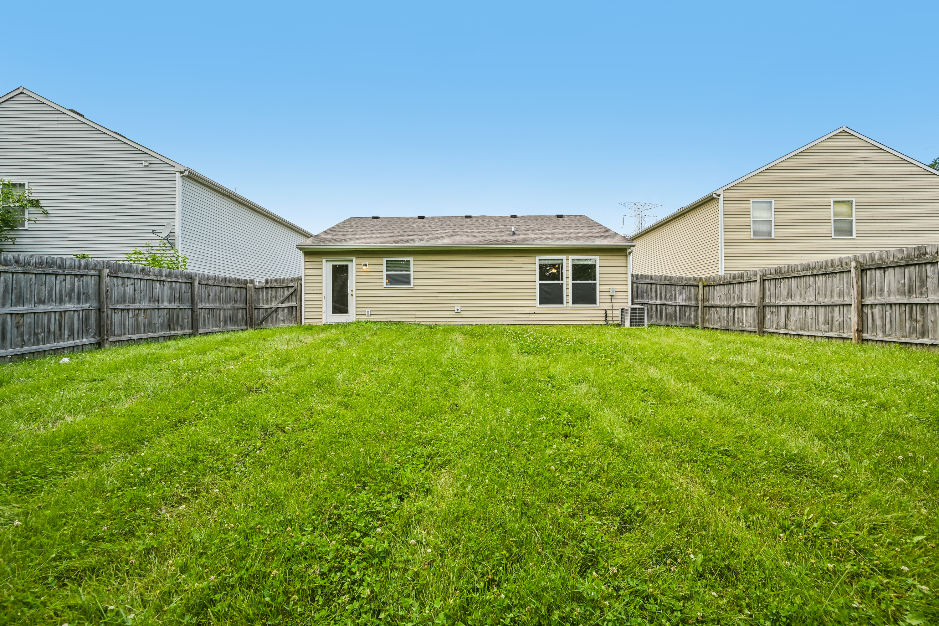 Photo 5 of 29 of 11355 Congaree Way, Indianapolis, IN
