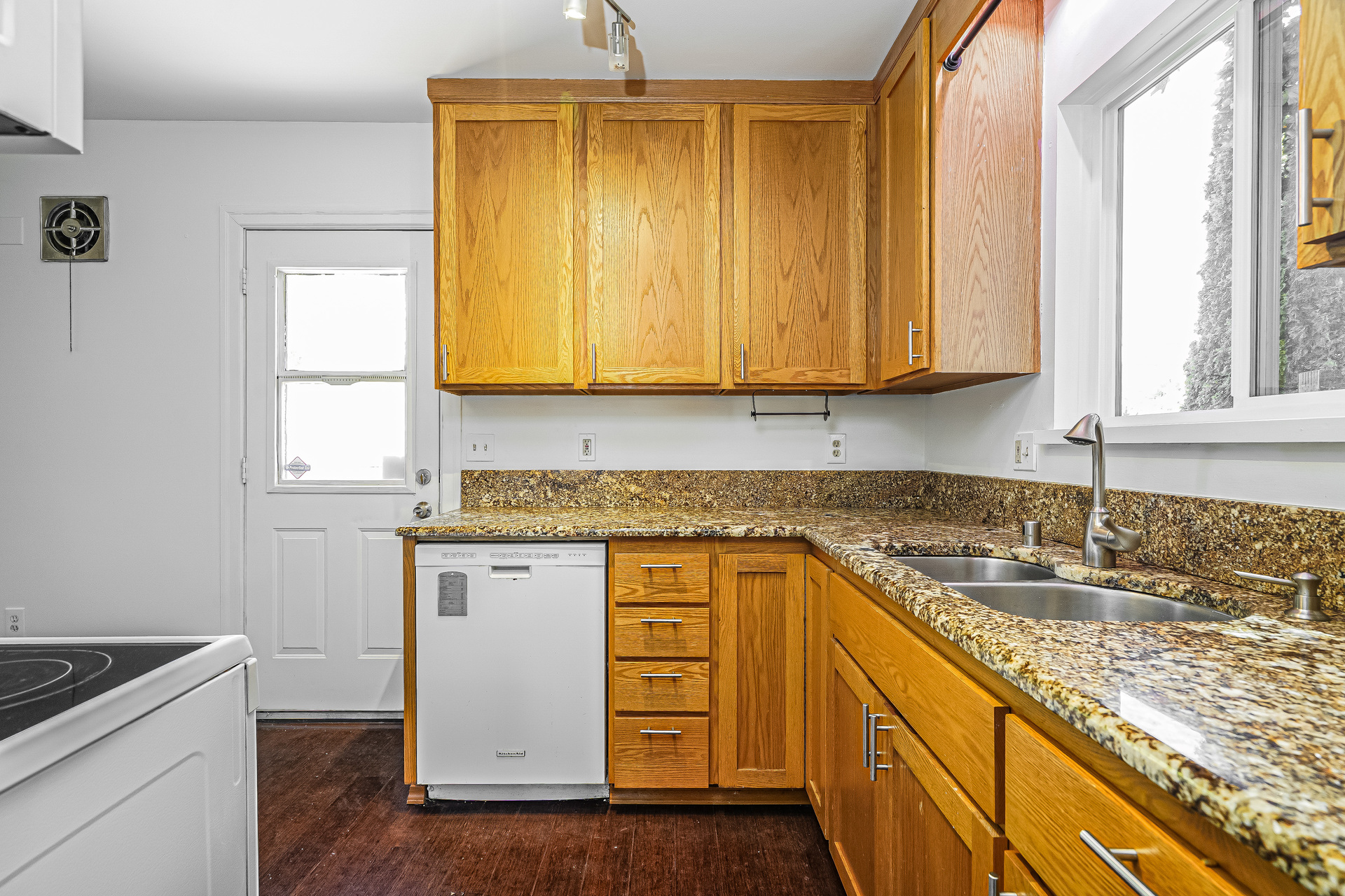 Photo 2 of 41 of 3627 S Monroe St, Tacoma, WA