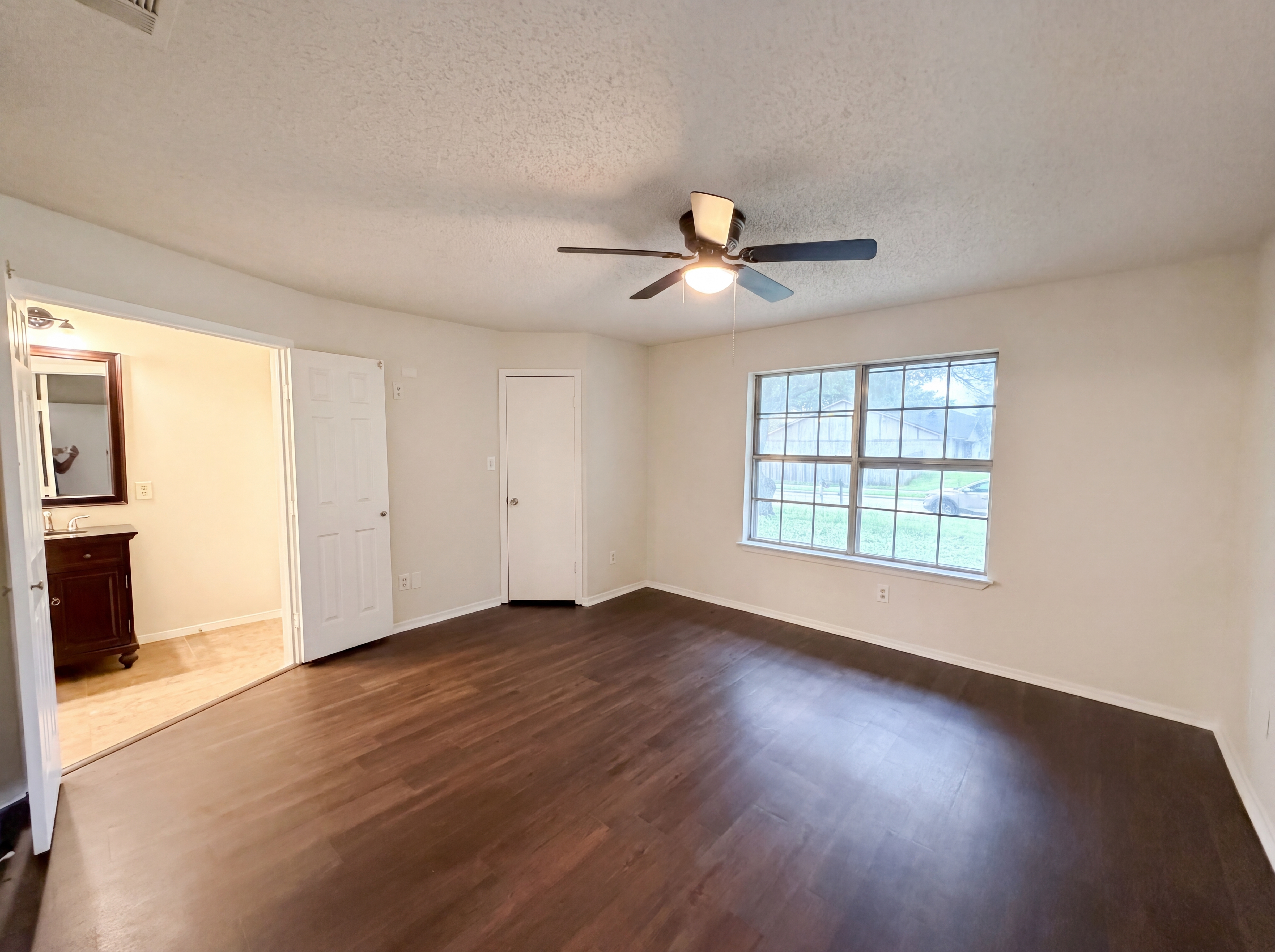 Photo 4 of 17 of 5410 Vagas Dr, Rowlett, TX