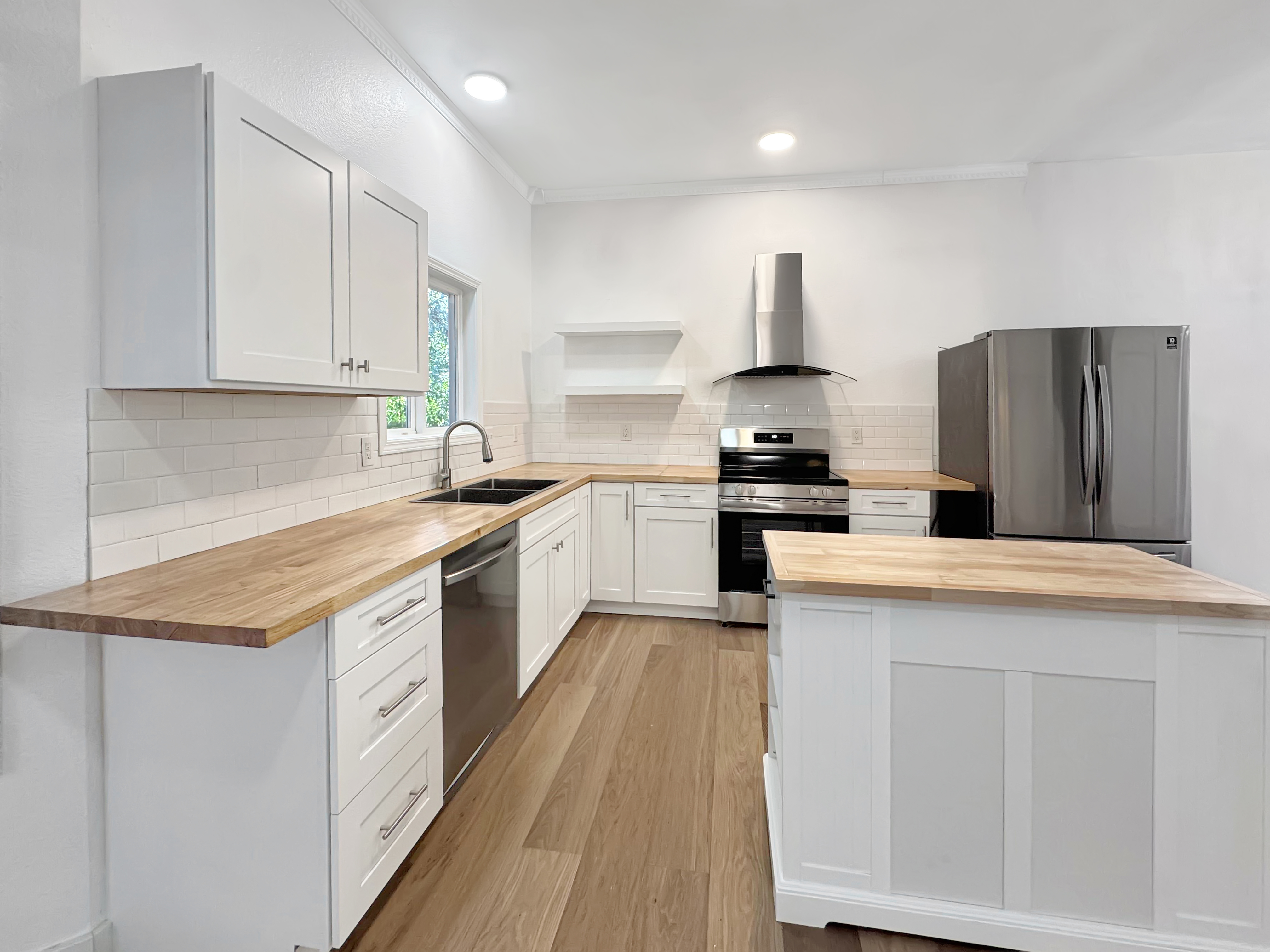 Photo 2 of 18 of 9605 NE 132nd St, Kirkland, WA