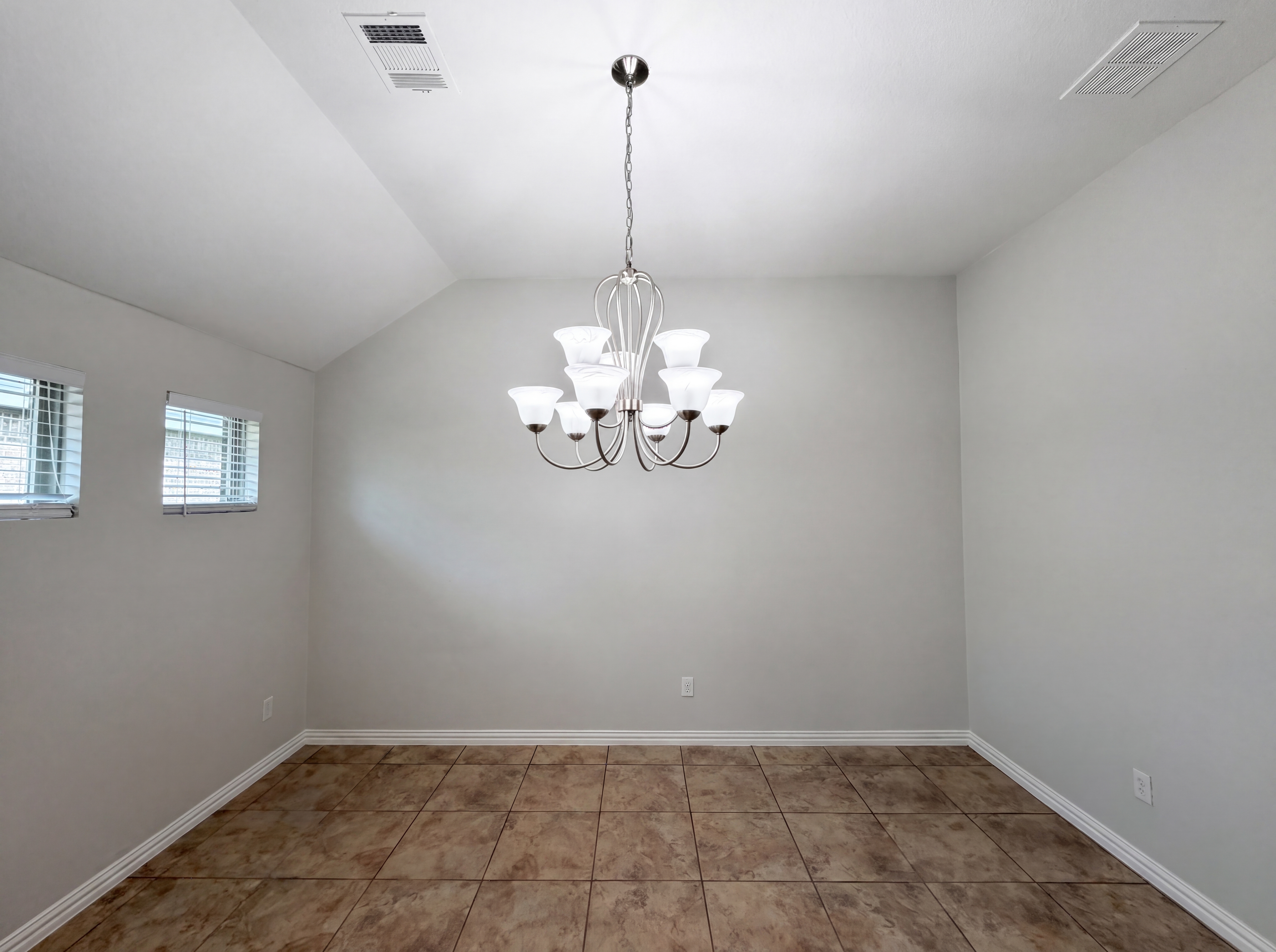 Photo 10 of 20 of 709 Ravenwood Dr, Saginaw, TX