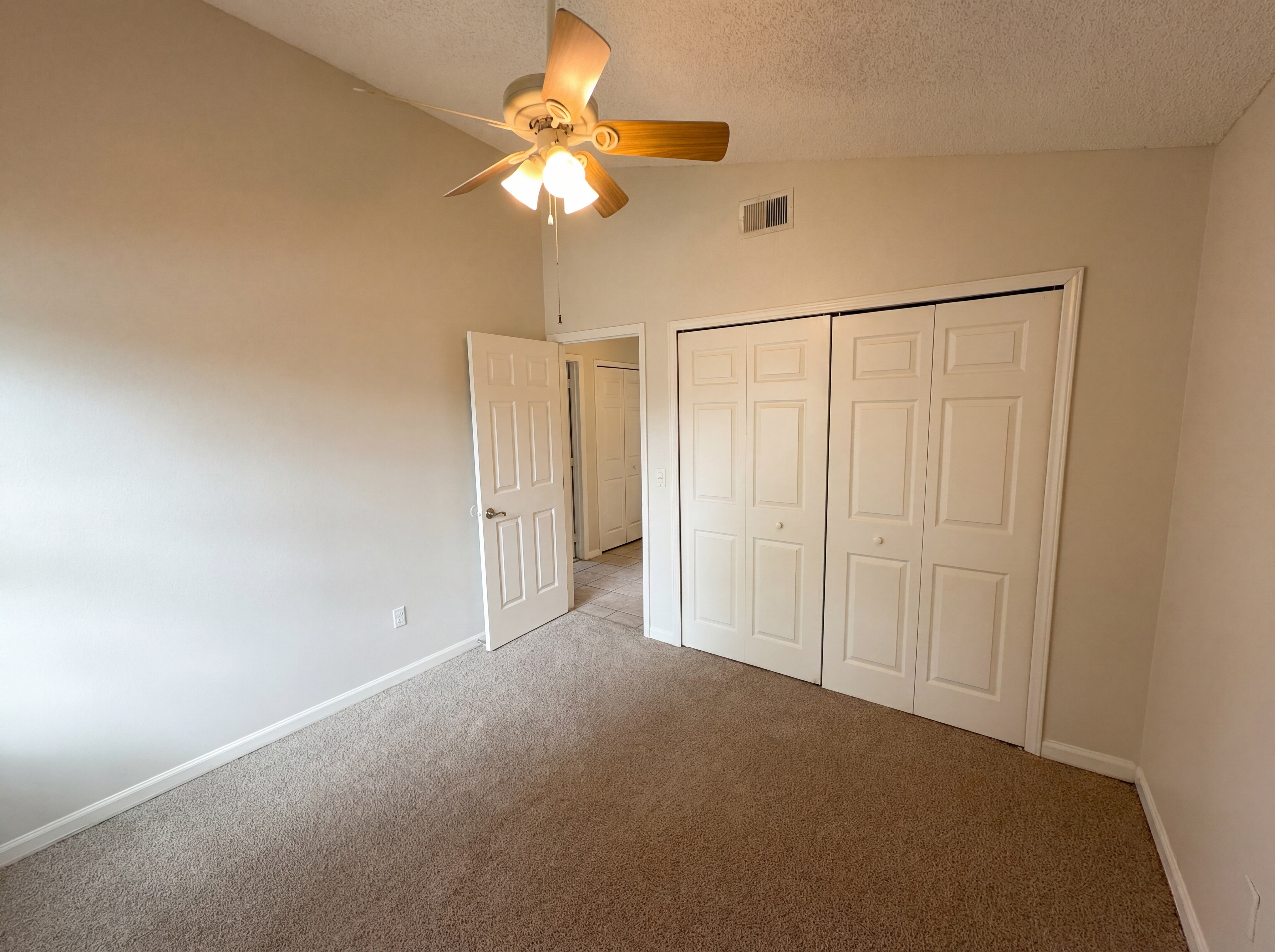Photo 9 of 18 of 2000 Plainfield Dr, Orlando, FL