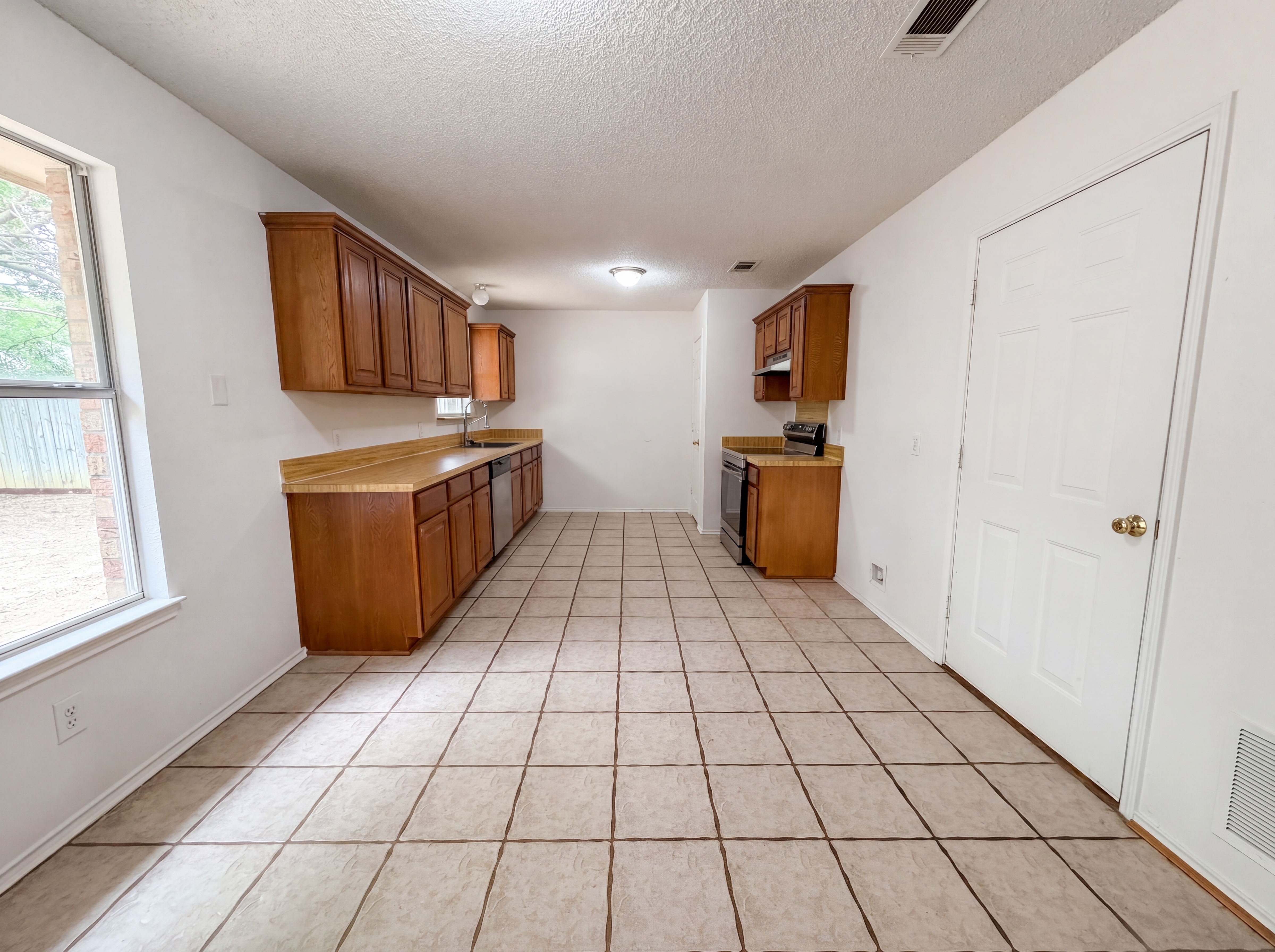 Photo 2 of 16 of 1233 Windy Meadows Dr, Burleson, TX
