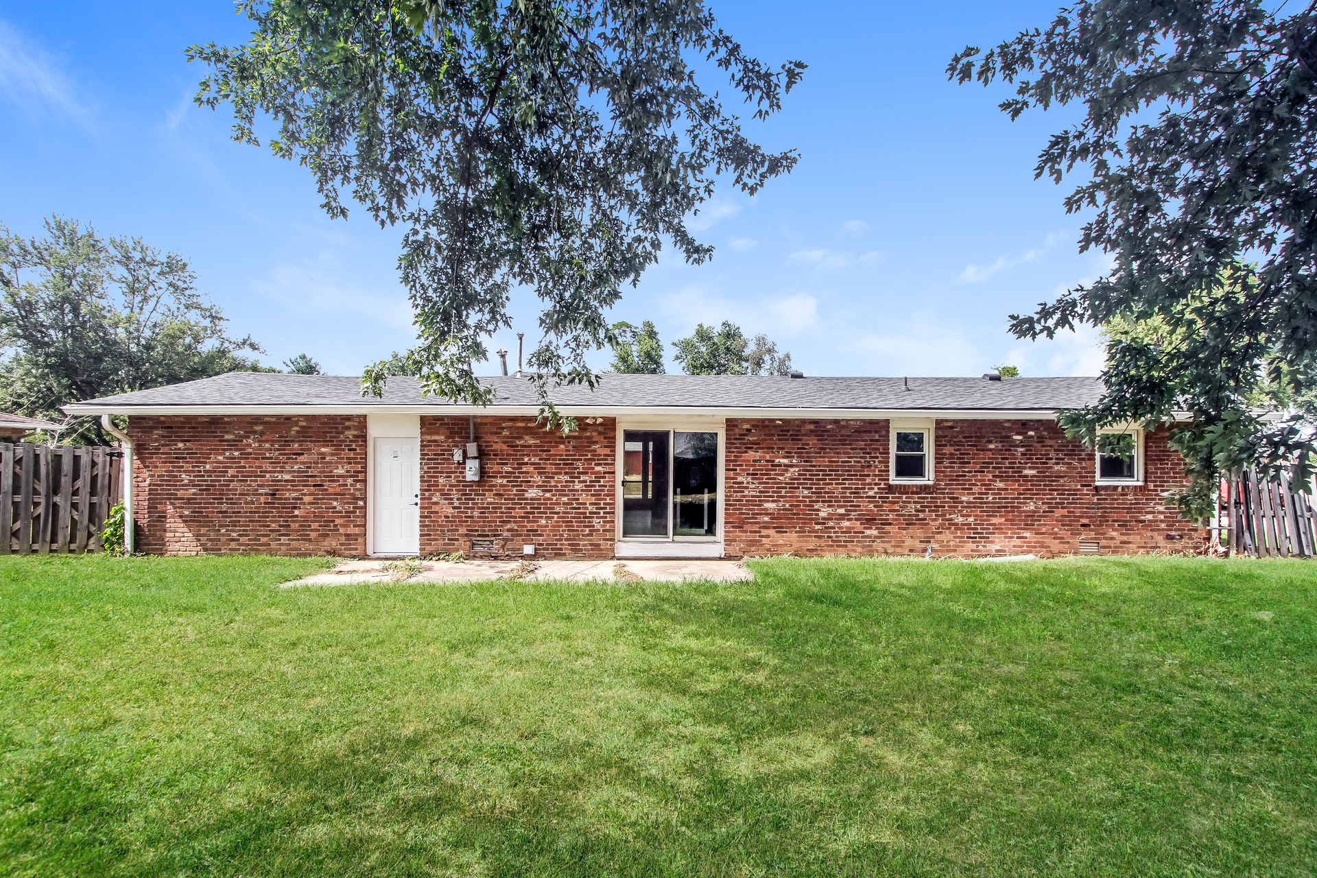Photo 5 of 21 of 1219 Franklin St, Taylorsville, IN