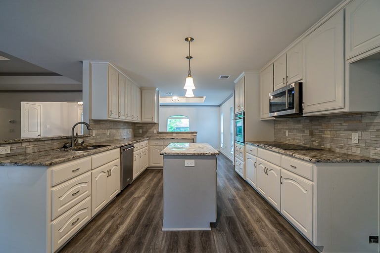 Photo 4 of 36 - 7924 Londonderry Dr, North Richland Hills, TX 76182