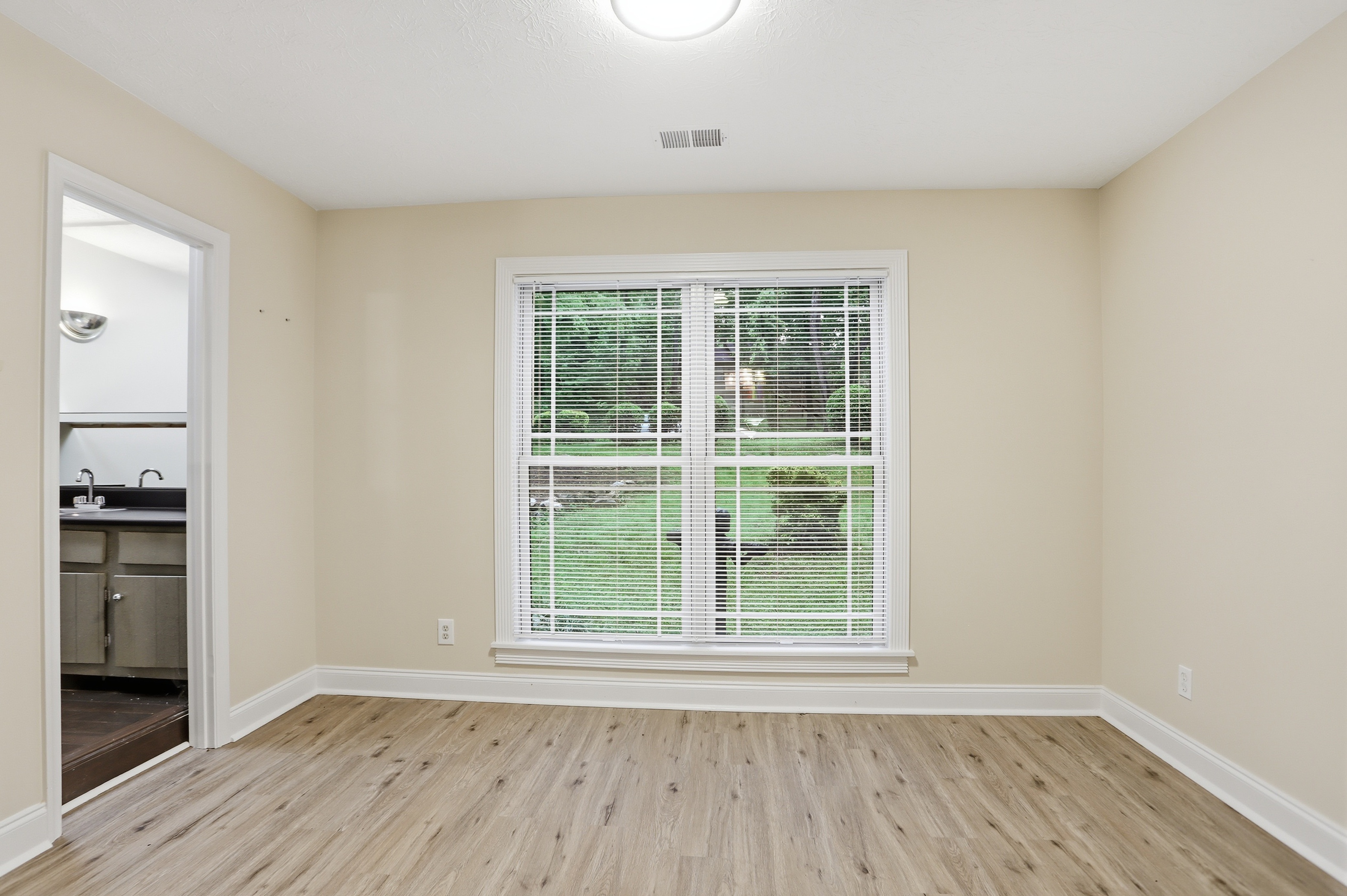 Photo 13 of 37 of 1485 Barrier Rd, Marietta, GA