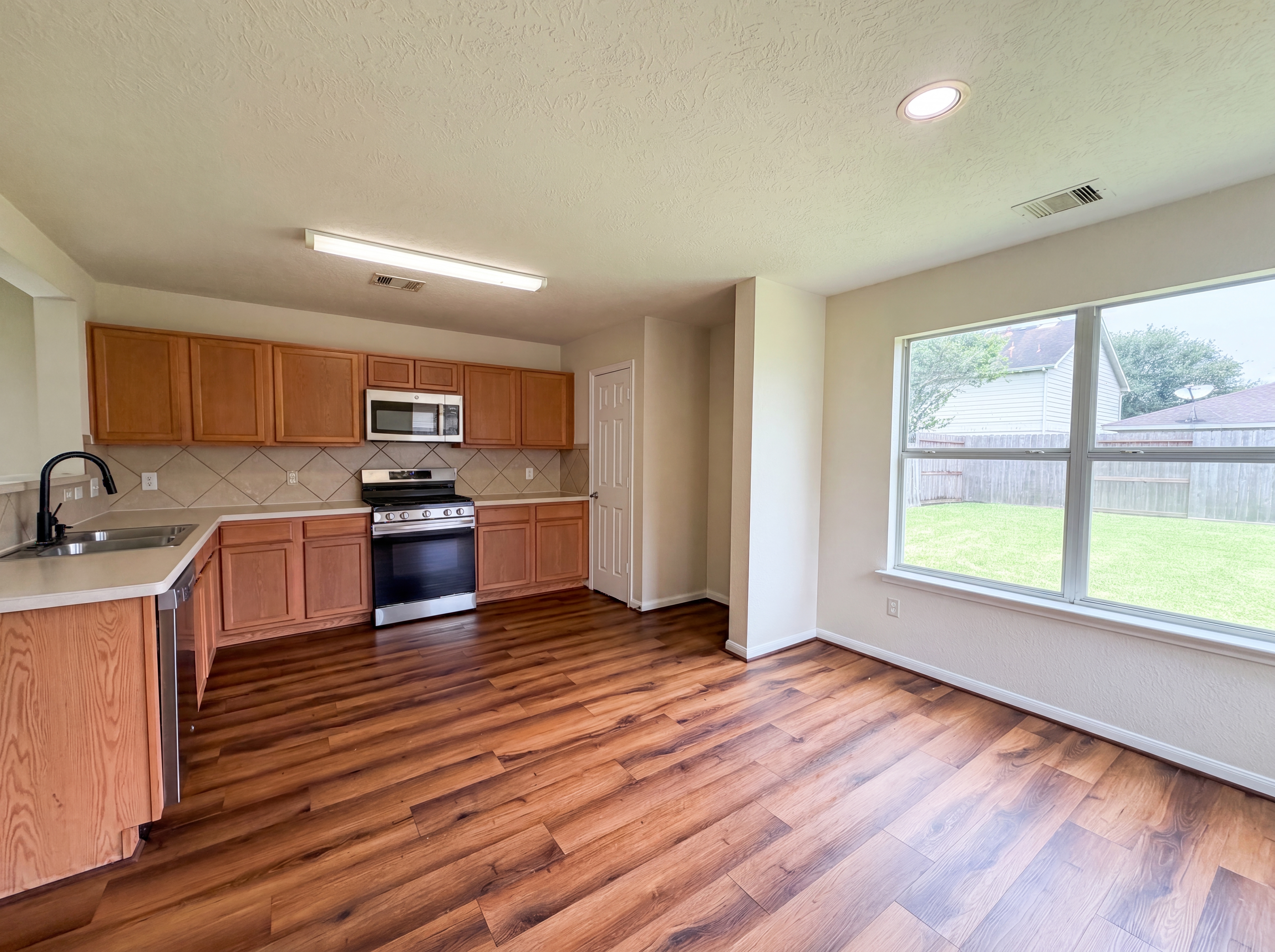 Photo 2 of 19 of 2627 Skyview Trace Ct, Houston, TX