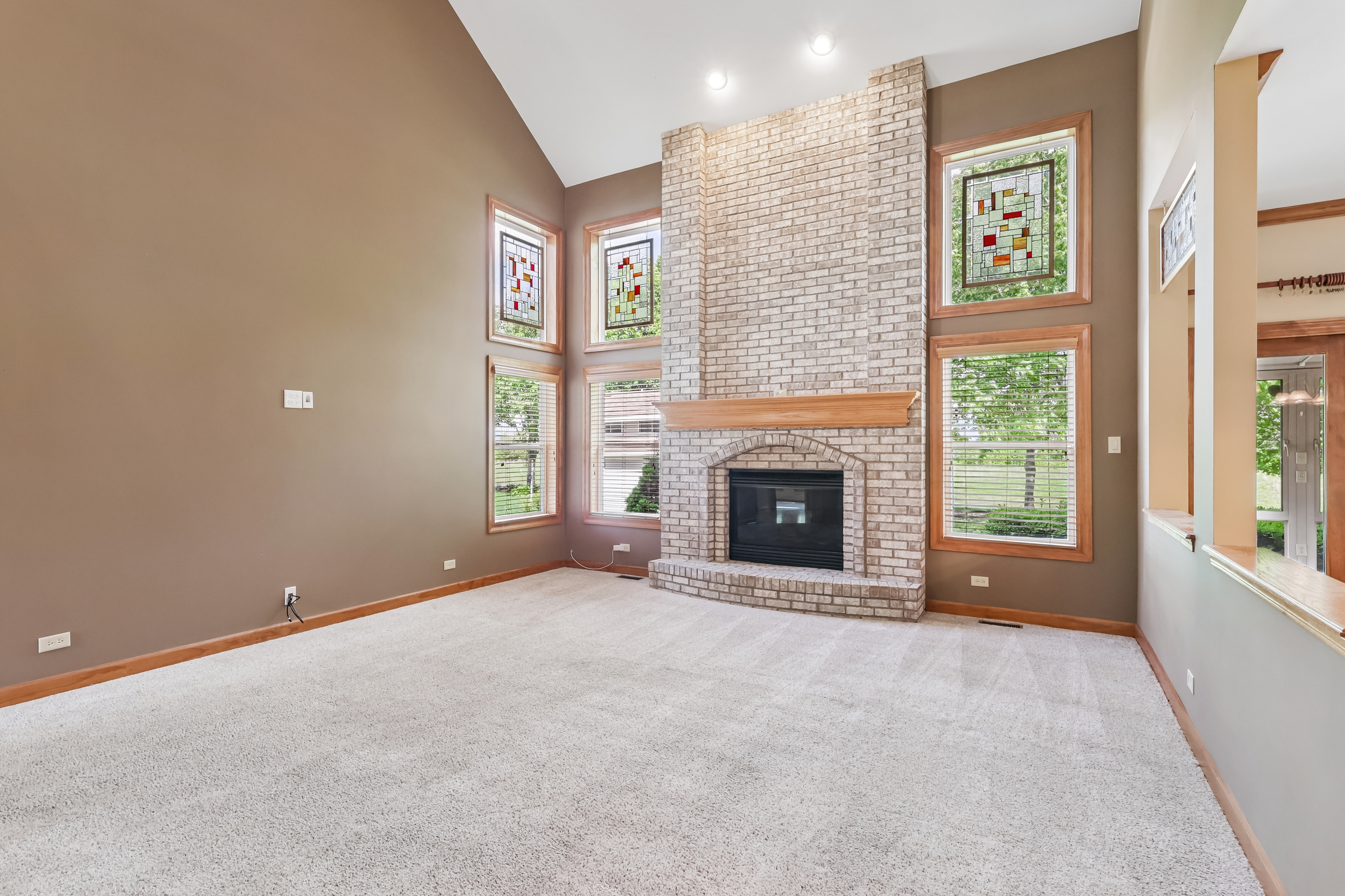 Photo 3 of 41 of 426 Heatherwood Dr, Oswego, IL