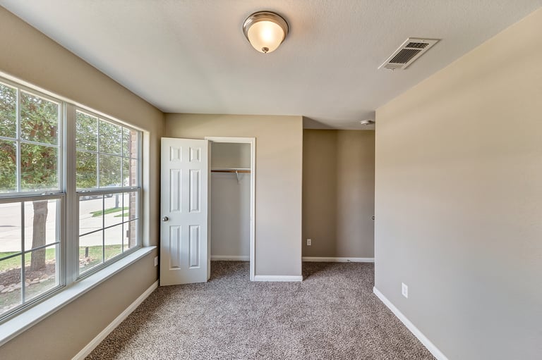 Photo 18 of 22 - 516 Noble Grove Ln, Fort Worth, TX 76140