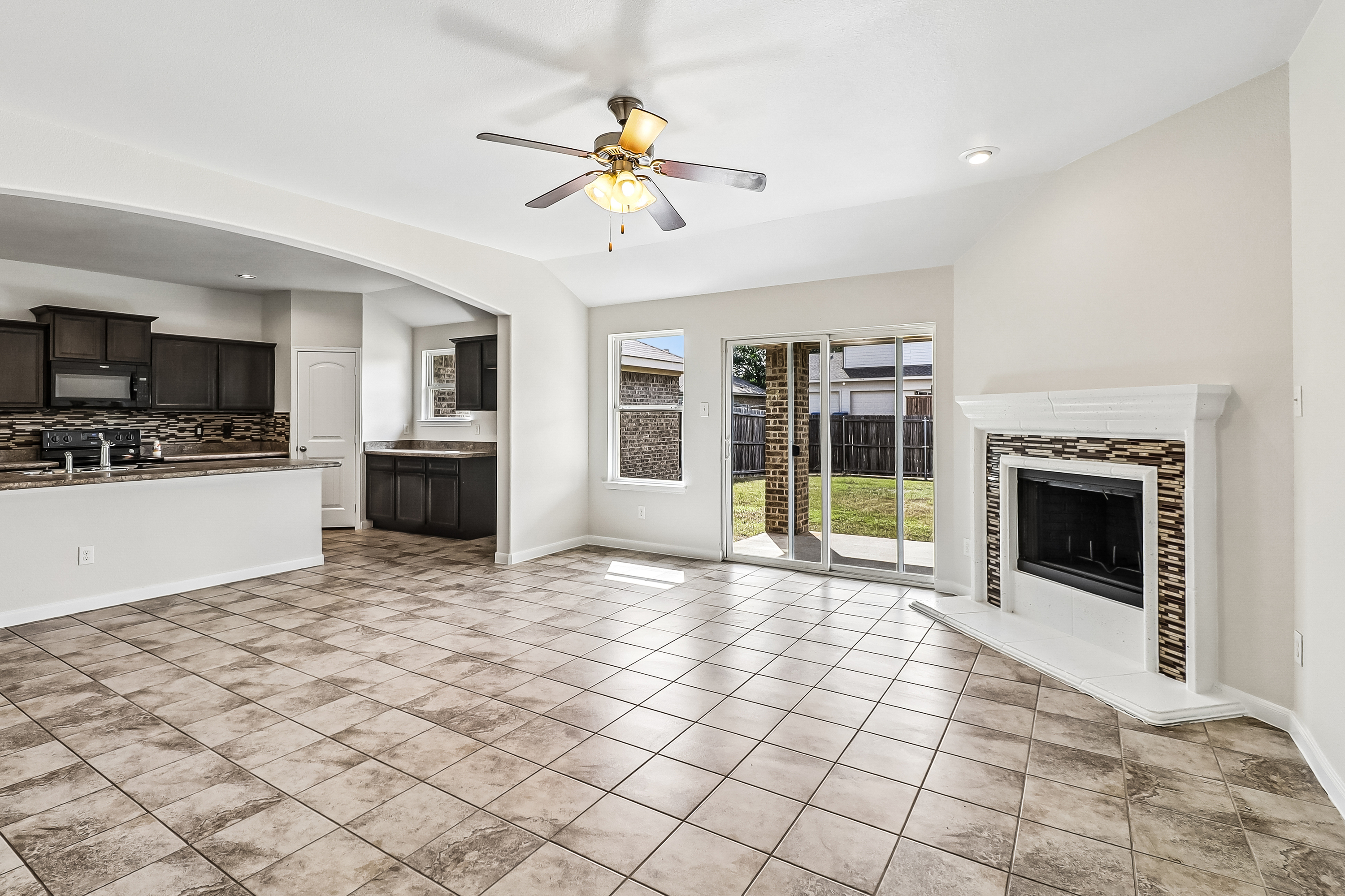 Photo 14 of 26 of 2979 Driftwood Dr, Lancaster, TX