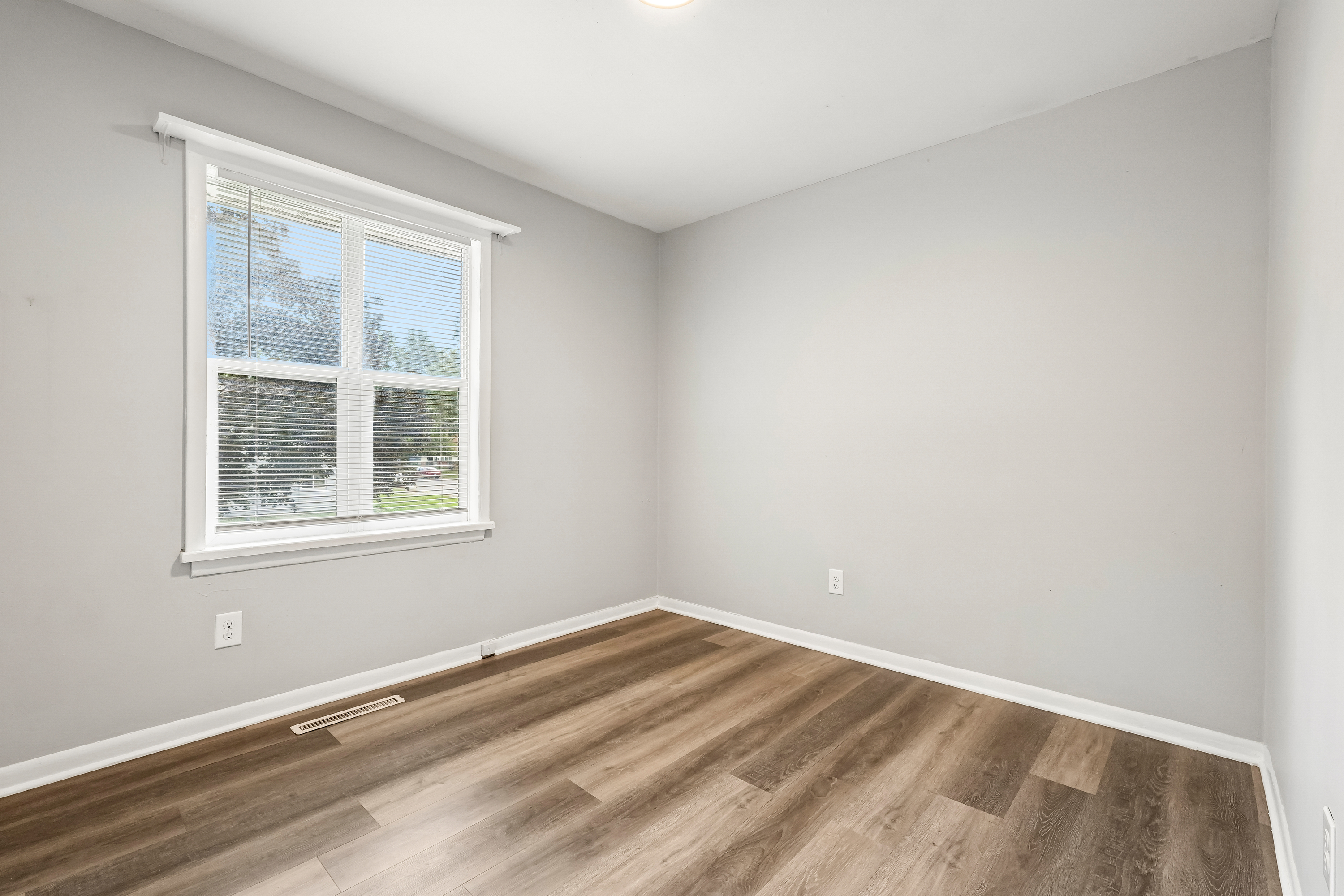 Photo 20 of 49 of 6147 E 40th St, Indianapolis, IN