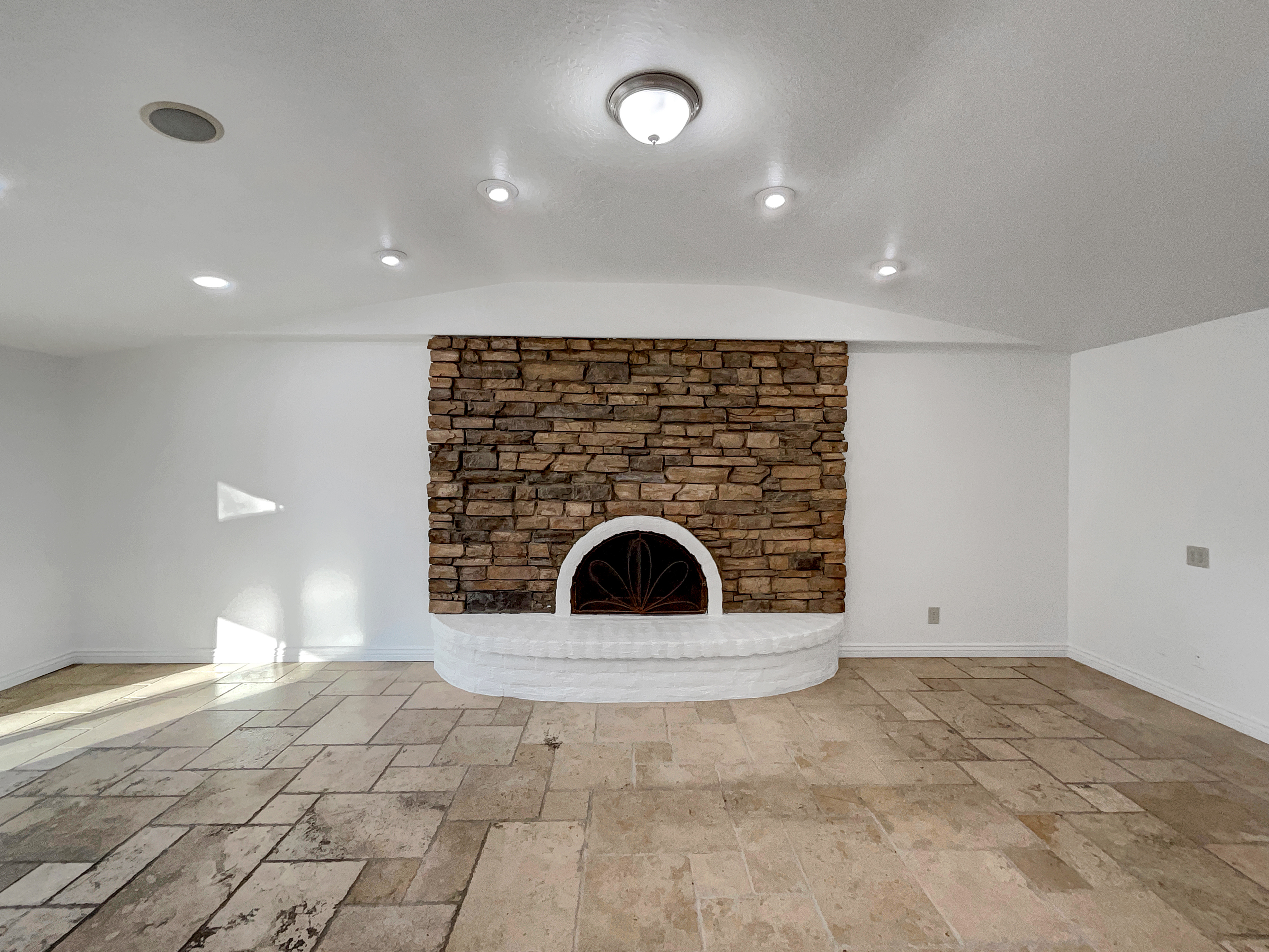 Photo 3 of 18 of 6325 E Sweetwater Ave, Scottsdale, AZ