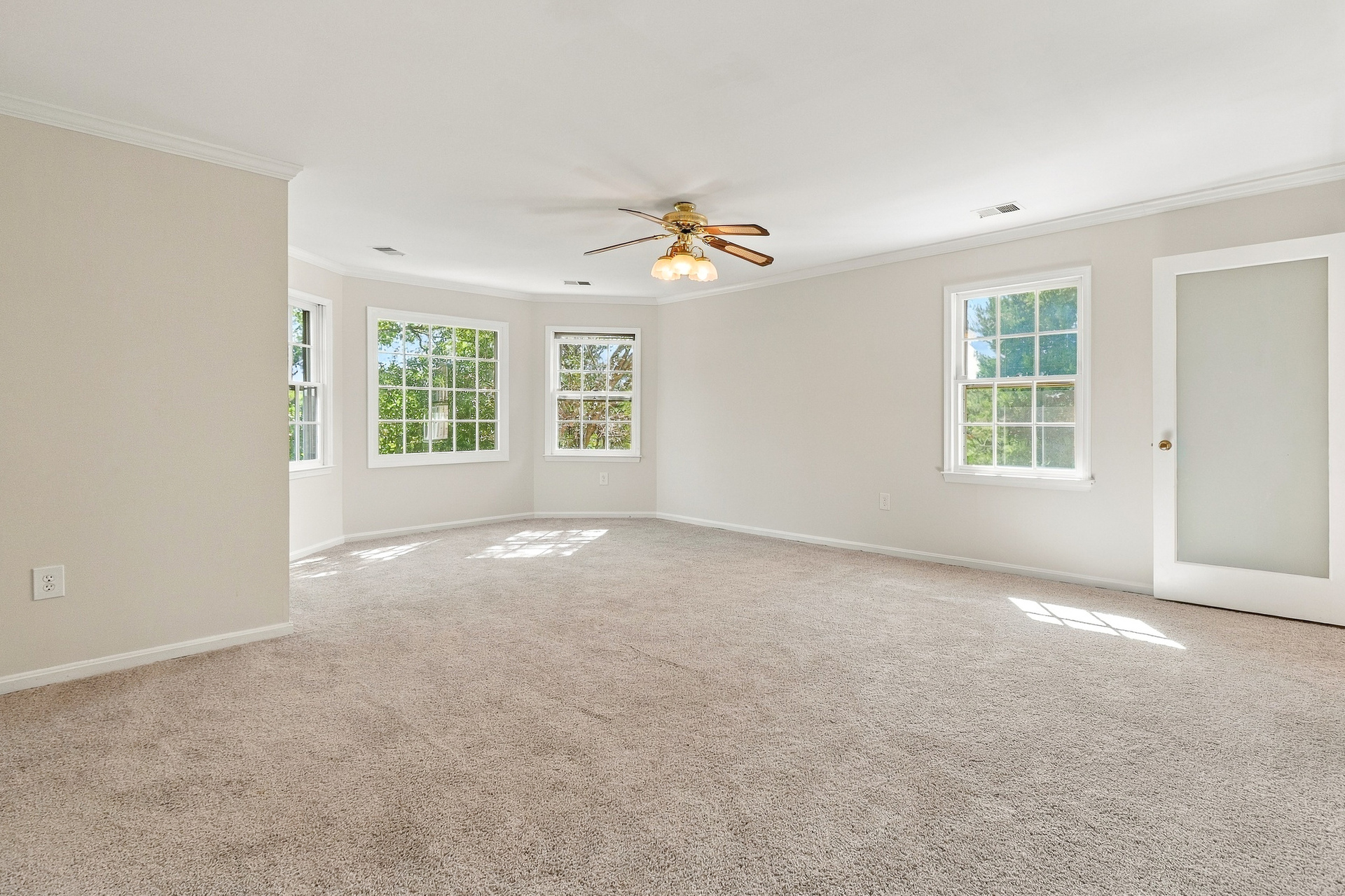Photo 4 of 31 of 1600 Charnita Ct, Vienna, VA