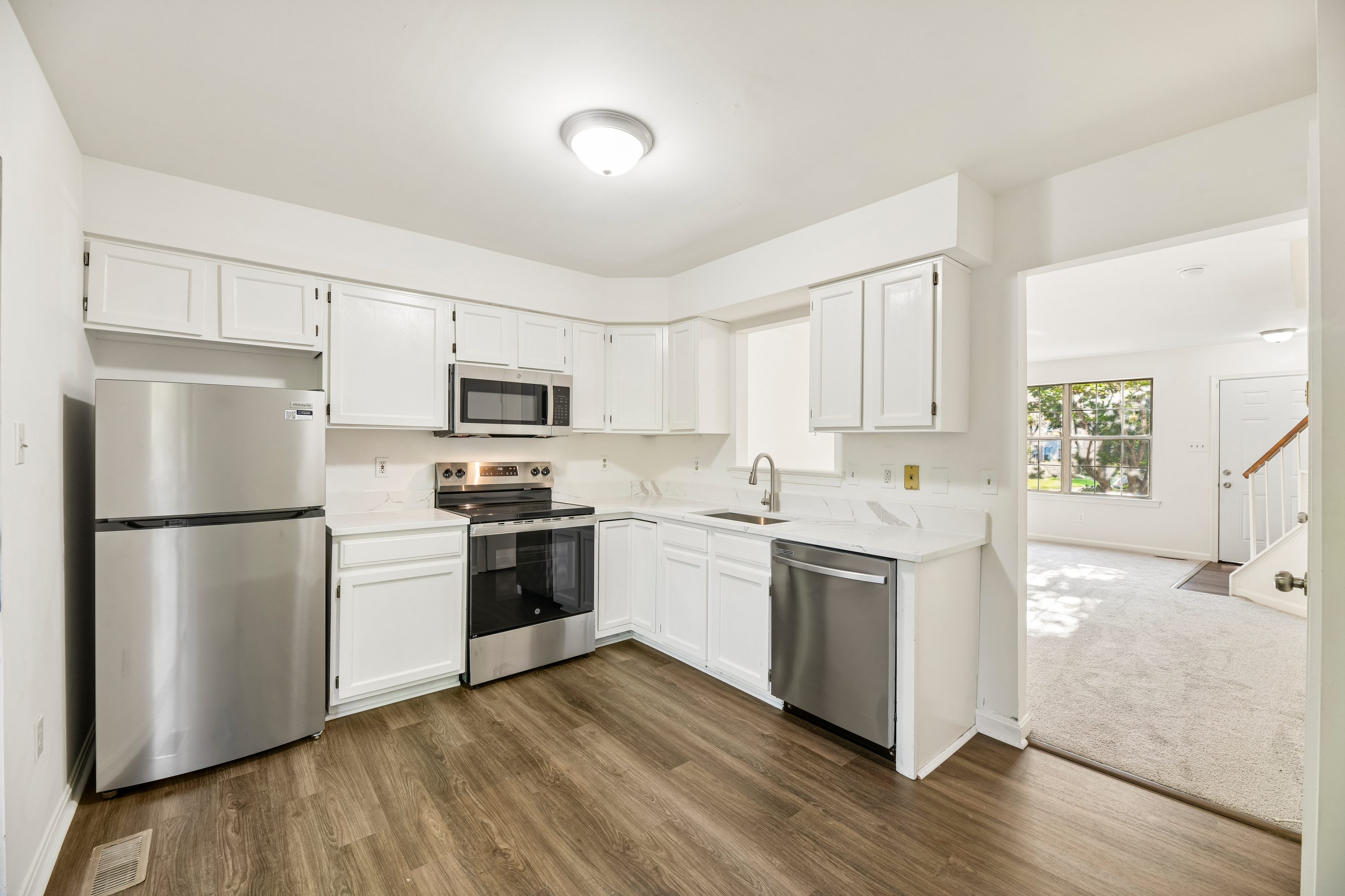 Photo 2 of 37 of 6866 Chasewood Cir, Centreville, VA