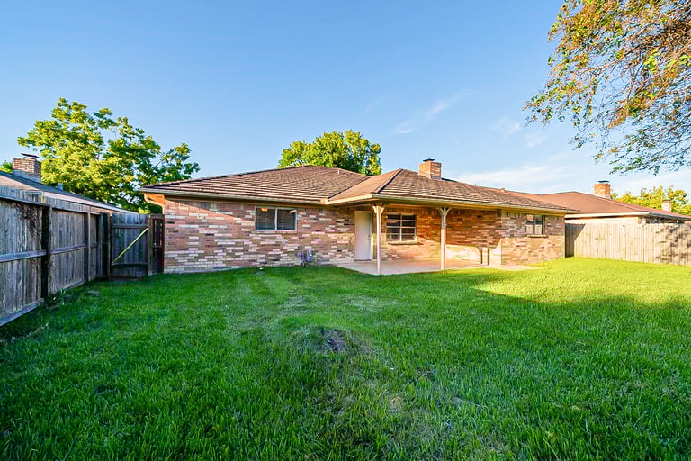 Photo 7 of 27 - 5113 Meadow Crest St, La Porte, TX 77571