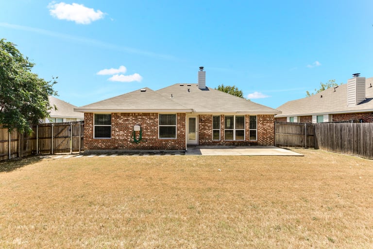 Photo 5 of 25 - 305 Millford Rd, Roanoke, TX 76262