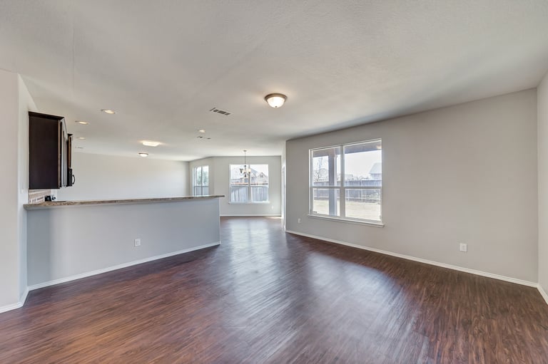 Photo 11 of 37 - 941 John Kennedy Dr, Saginaw, TX 76179