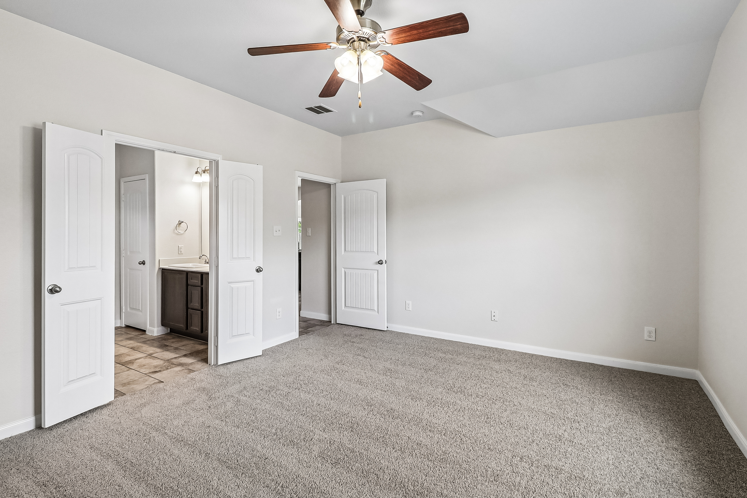 Photo 4 of 26 of 2979 Driftwood Dr, Lancaster, TX