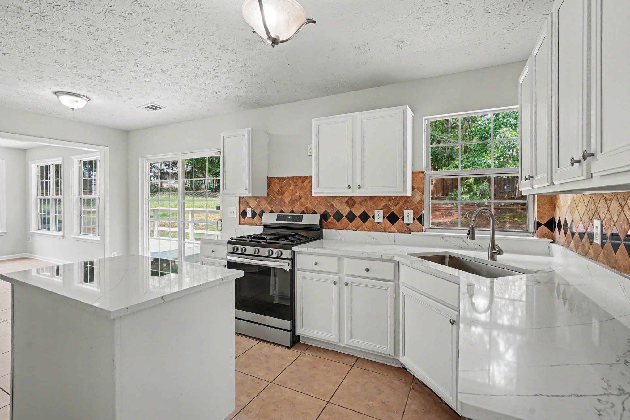 Photo 8 of 20 of 10502 Irongate Ln, Jonesboro, GA