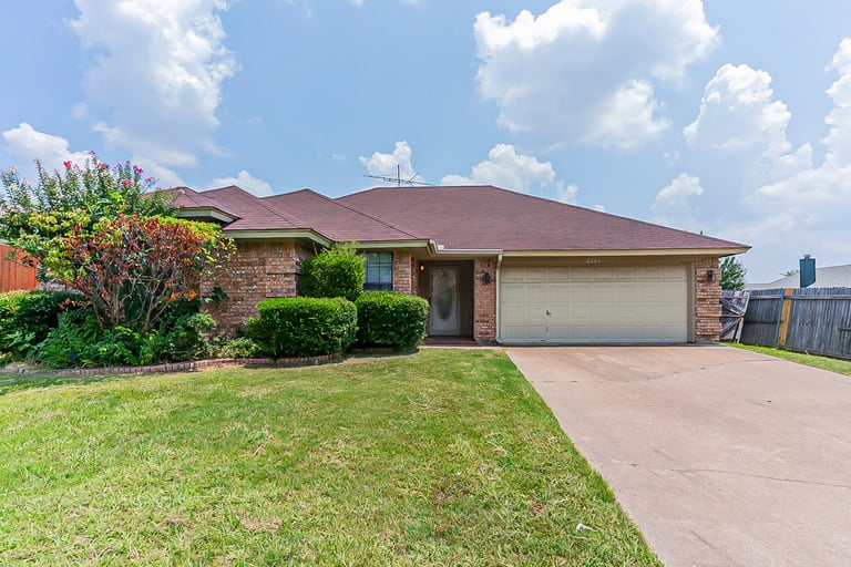 Photo 1 of 20 - 8204 Mark Ln, Watauga, TX 76148