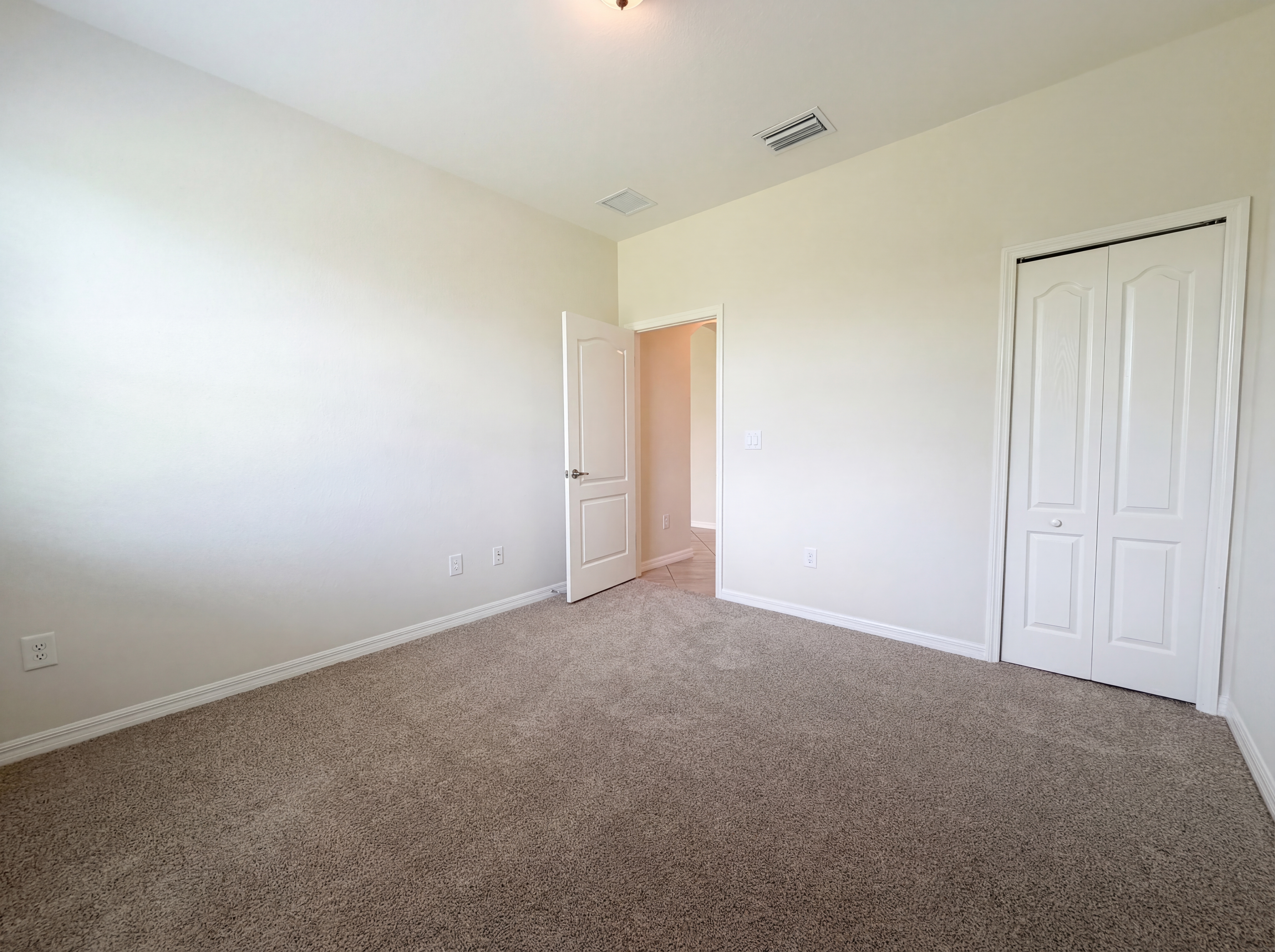 Photo 4 of 35 of 14102 Vindel Cir, Fort Myers, FL
