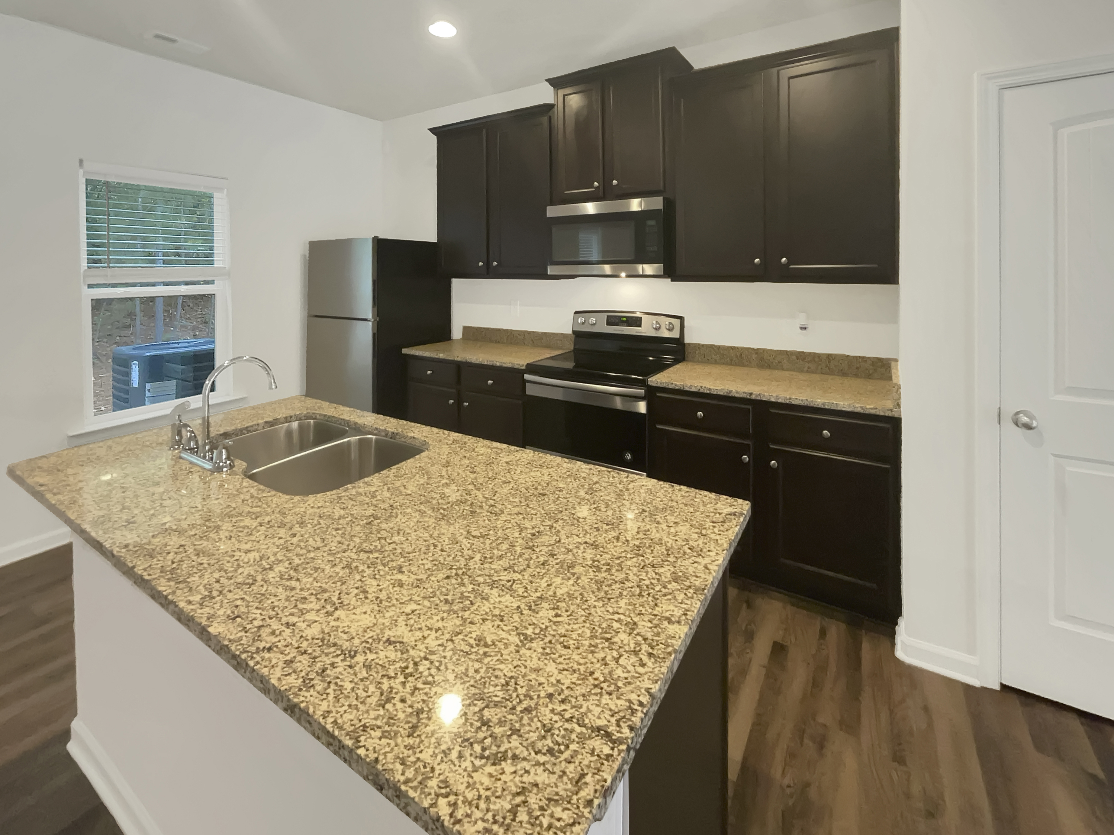 Photo 6 of 23 of 6077 Oakley Rd, Union City, GA