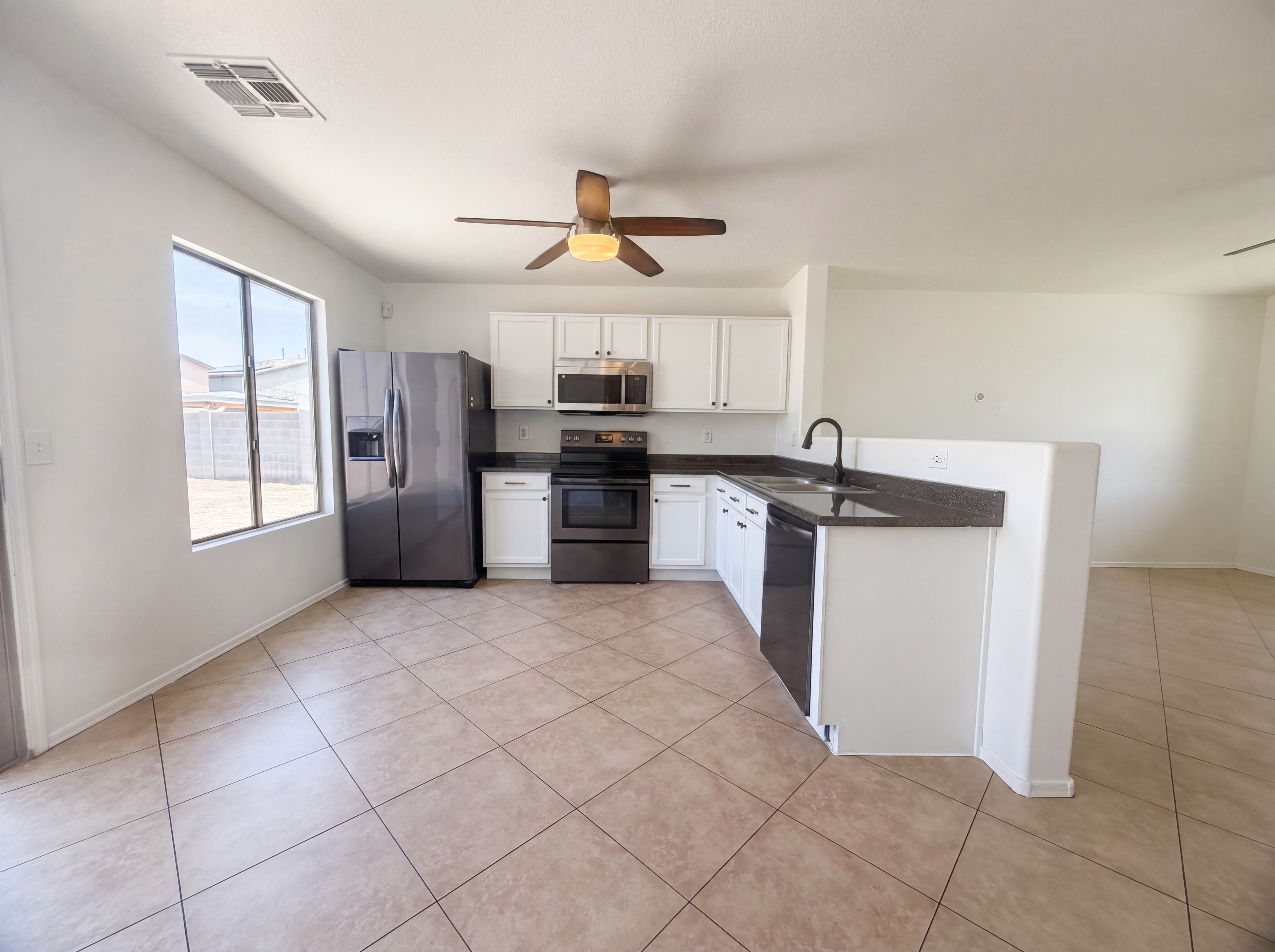 Photo 2 of 17 of 902 E Desert Moon Trl, San Tan Valley, AZ