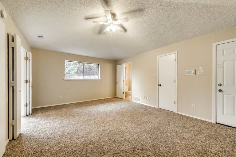 Photo 17 of 31 - 2533 Indian Hills Dr, Plano, TX 75075