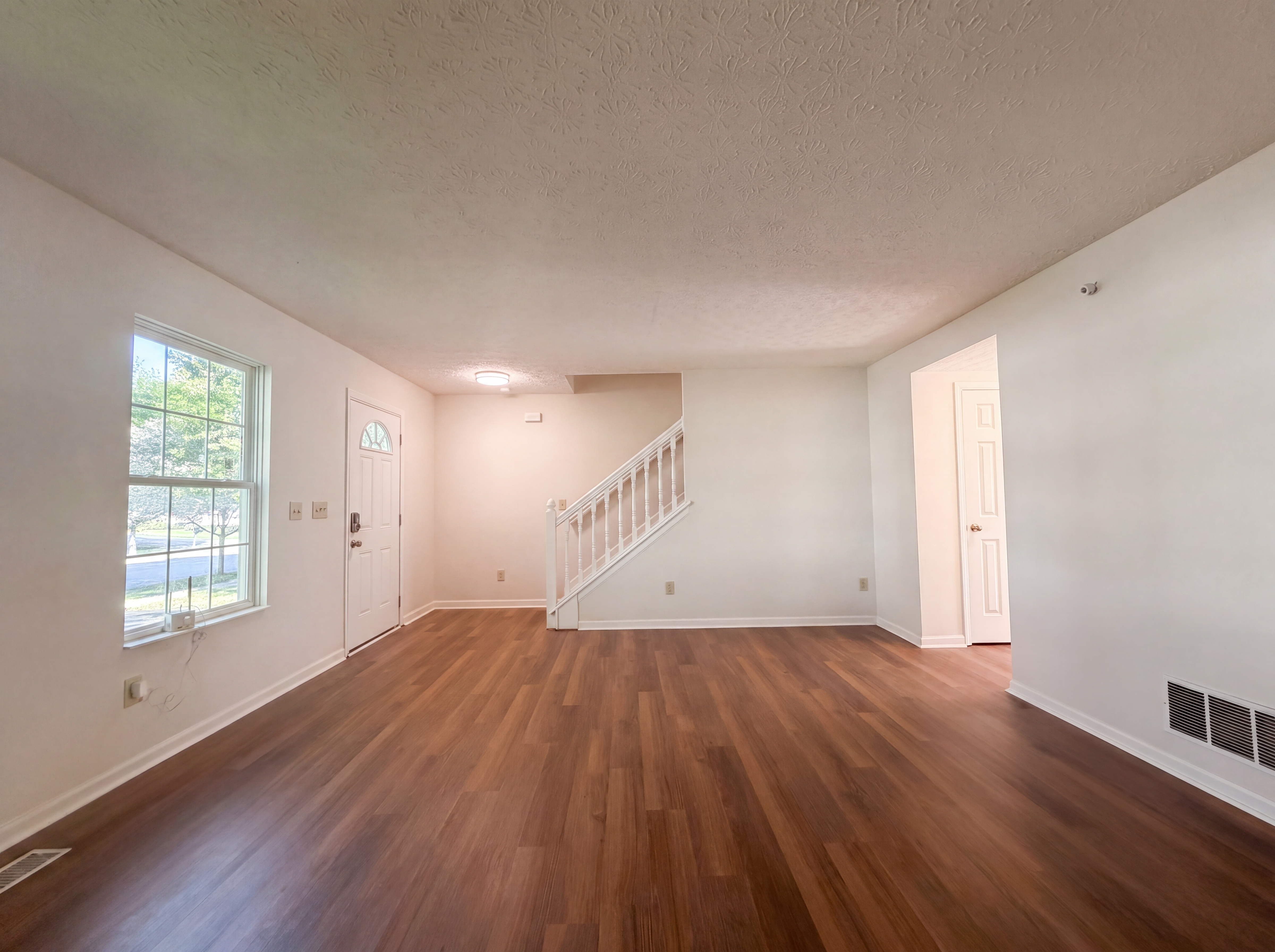 Photo 8 of 30 of 5074 Langcroft Dr, Hilliard, OH