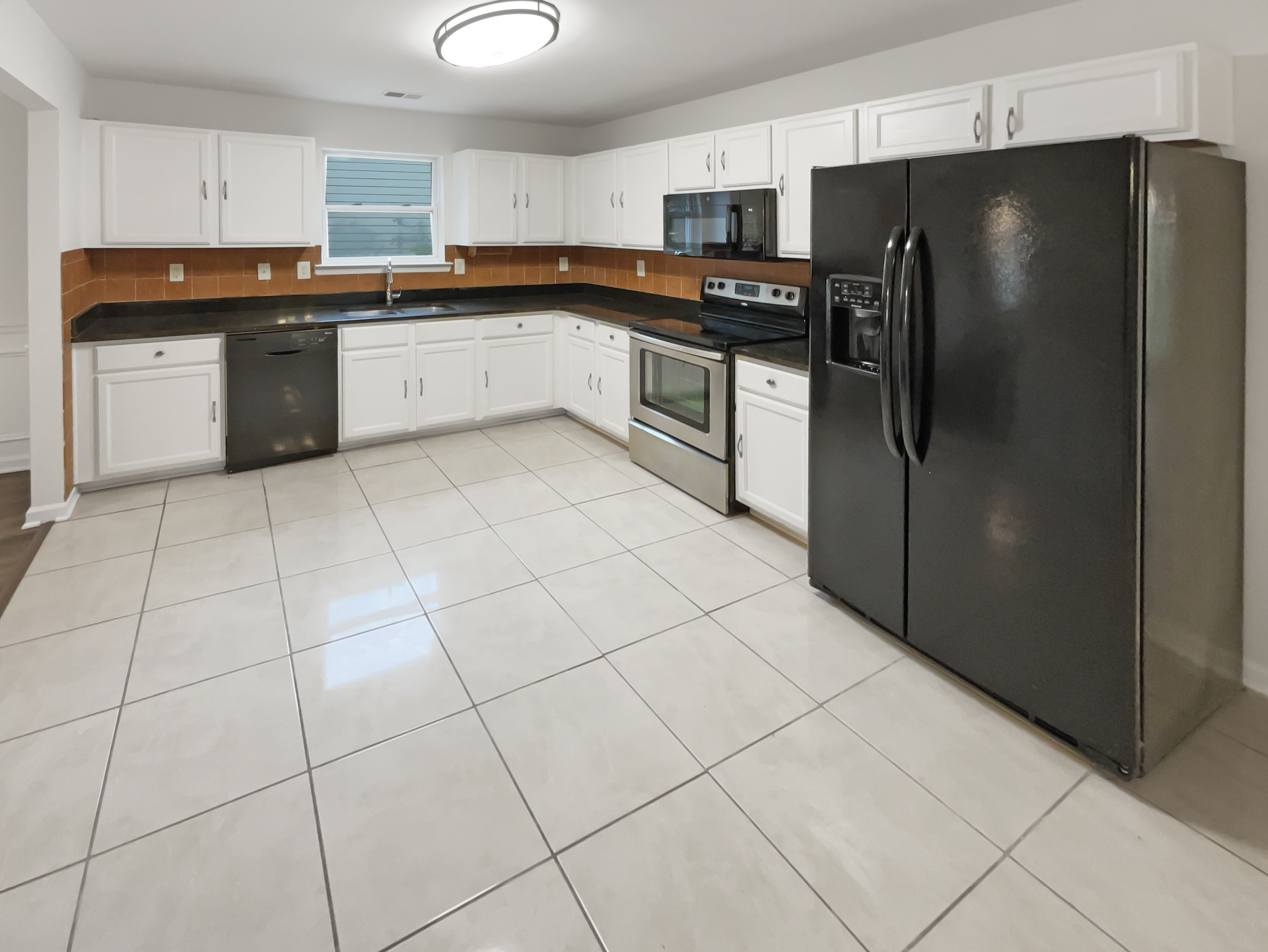 Photo 6 of 32 of 10712 Southwood Dr, Hampton, GA